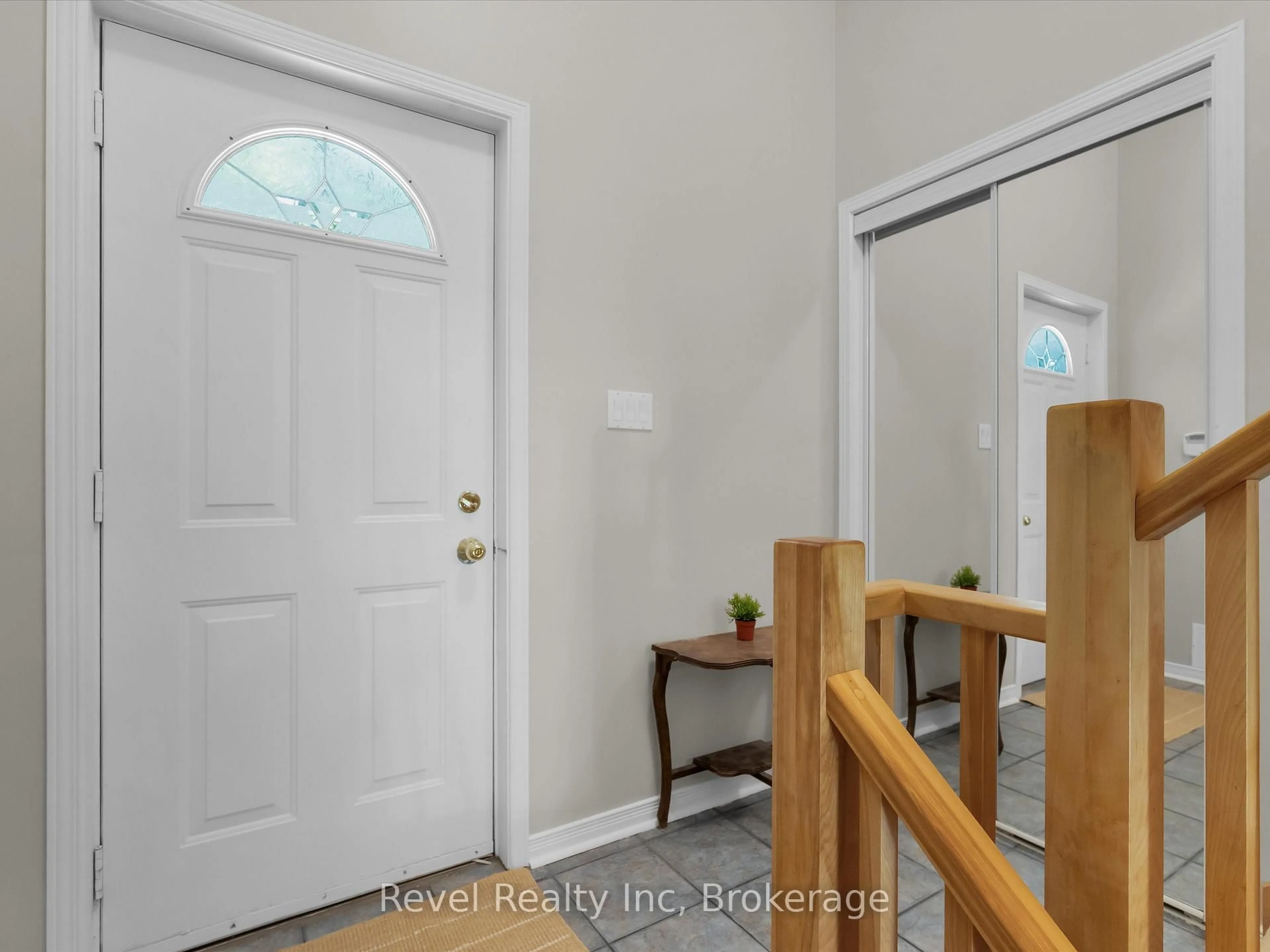 Indoor entryway for 1326 Echo Lake Rd, Lake of Bays Ontario P0B 1A0