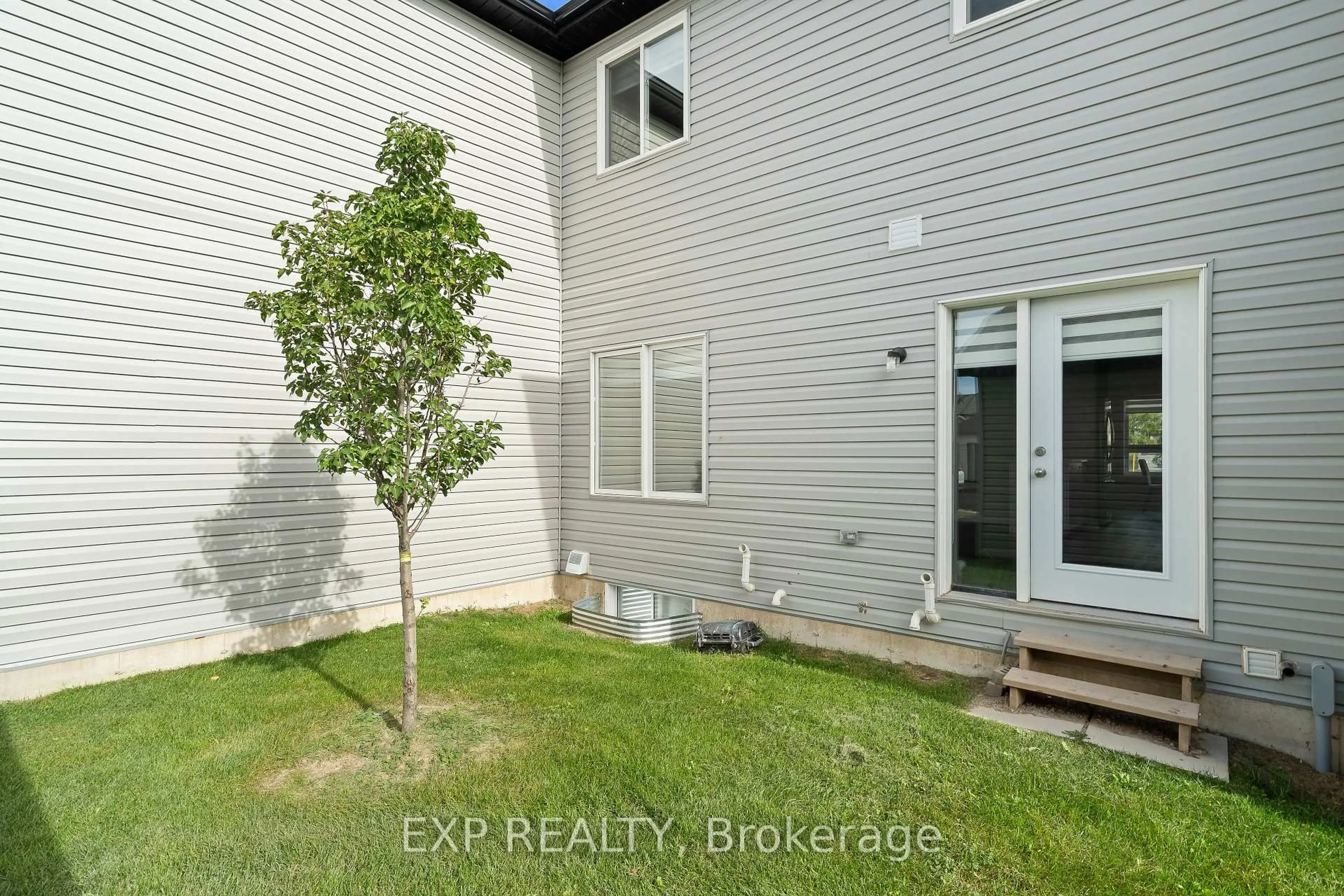Patio, unknown for 62 St George St, Welland Ontario L3C 0J2