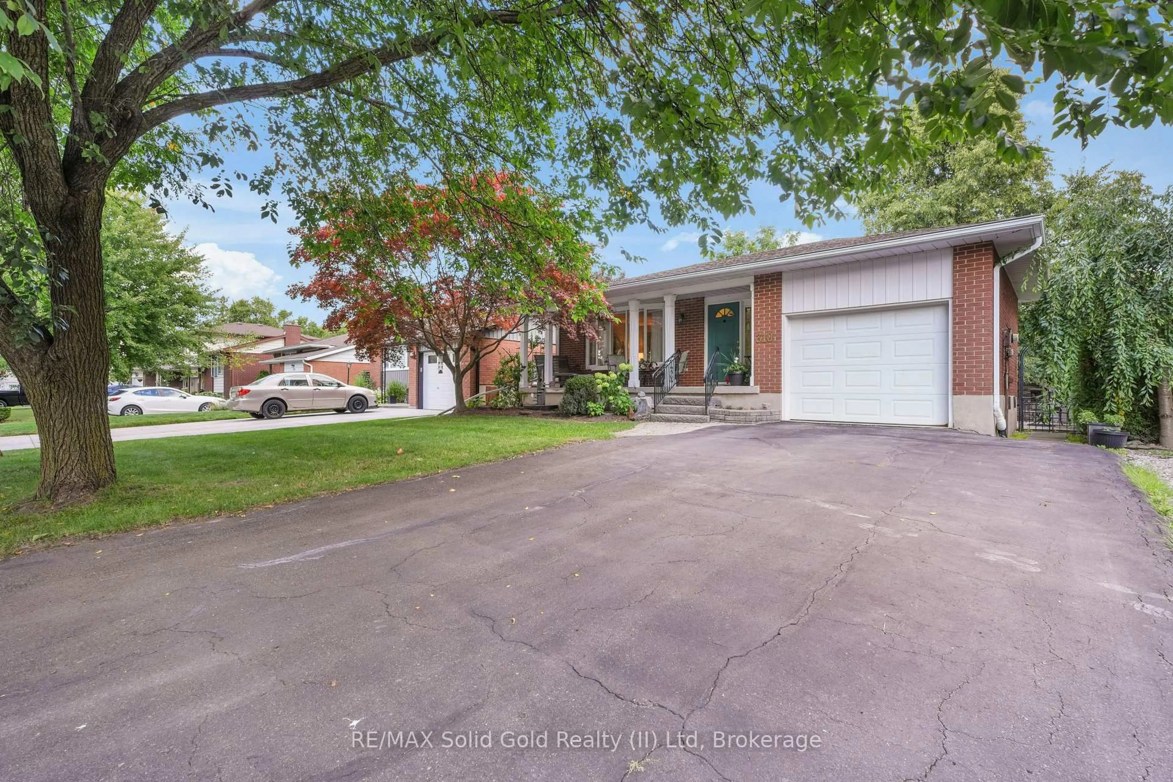 A pic from outside/outdoor area/front of a property/back of a property/a pic from drone, street for 310 Daleside Pl, Waterloo Ontario N2L 5M4