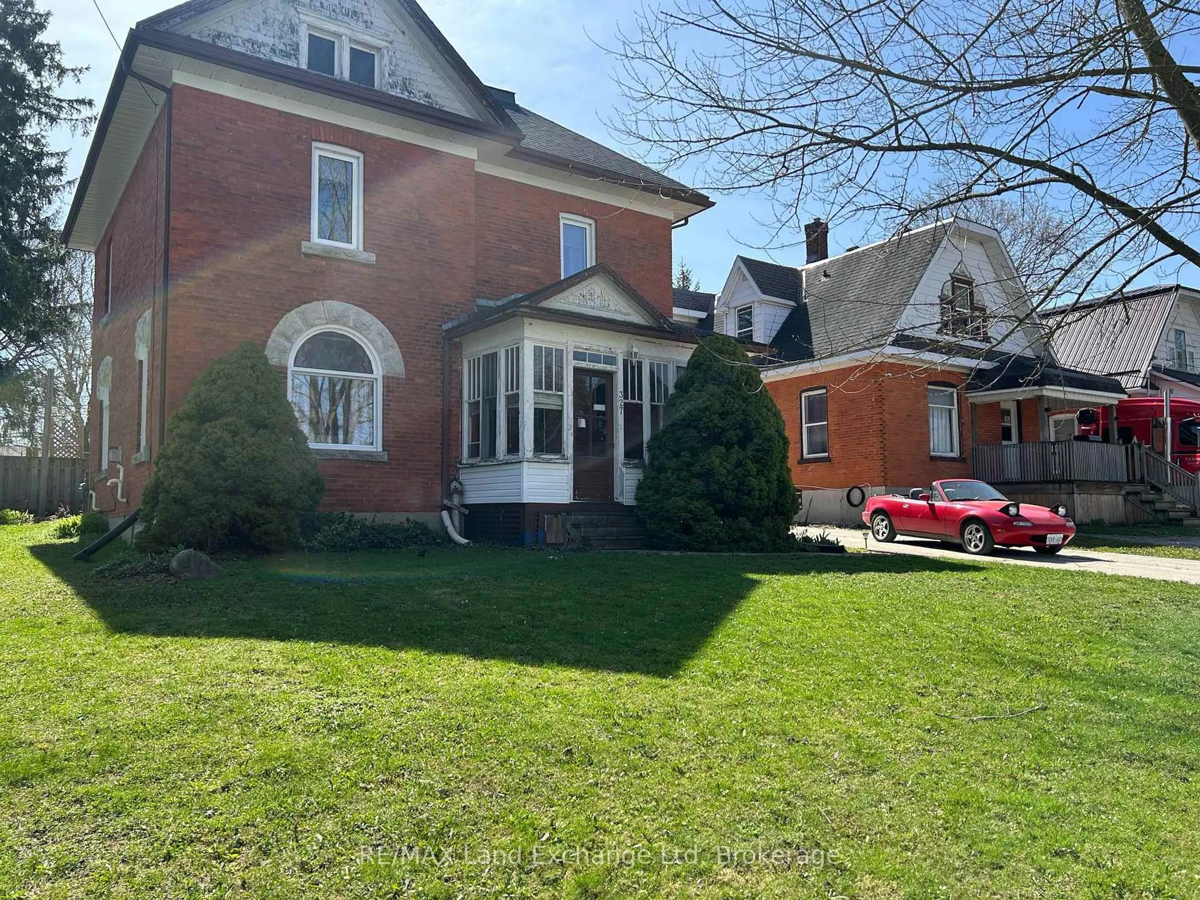 A pic from outside/outdoor area/front of a property/back of a property/a pic from drone, street for 327 Frances St, North Huron Ontario N0G 2W0