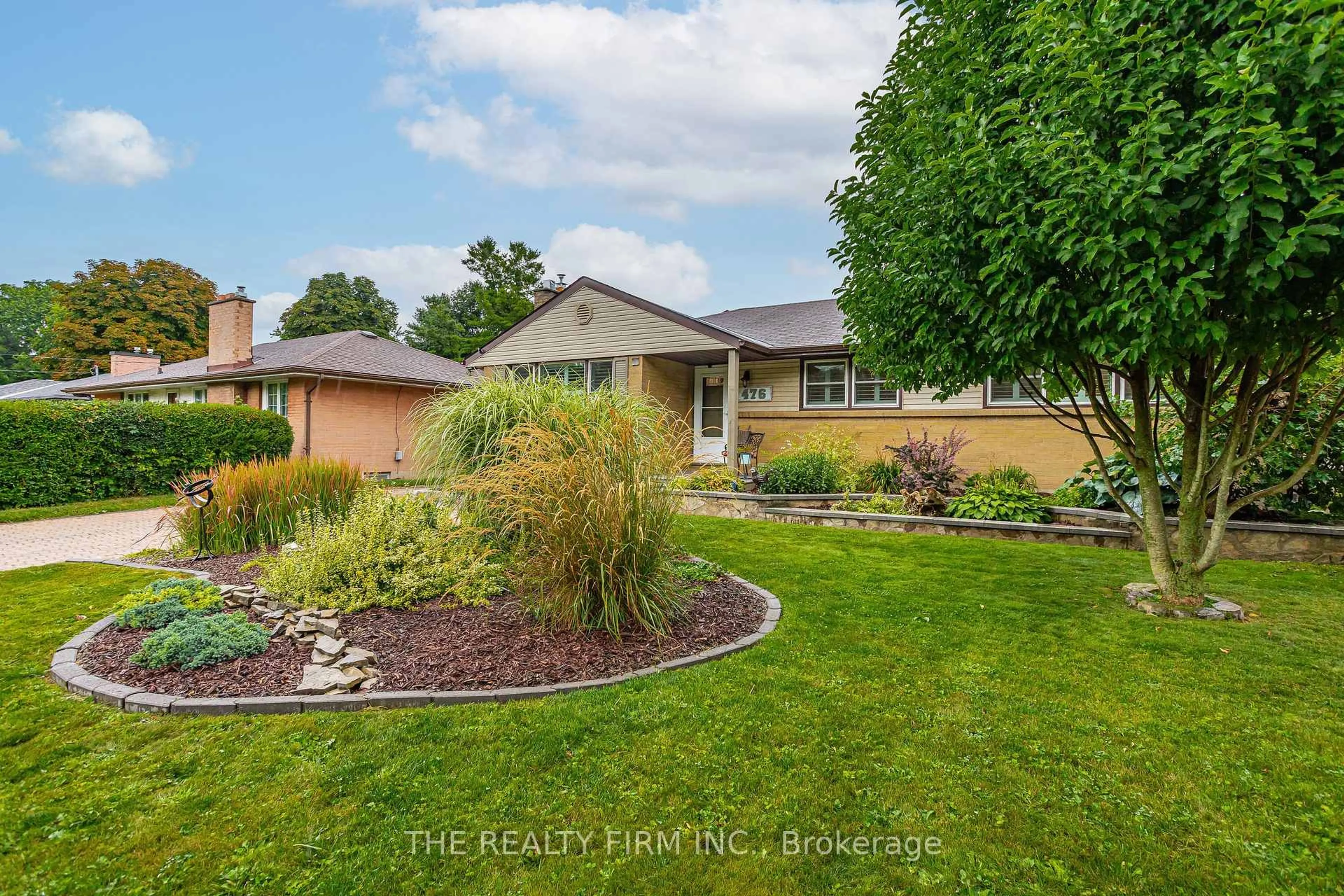 A pic from outside/outdoor area/front of a property/back of a property/a pic from drone, unknown for 476 Blake St, London South Ontario N6K 2N8