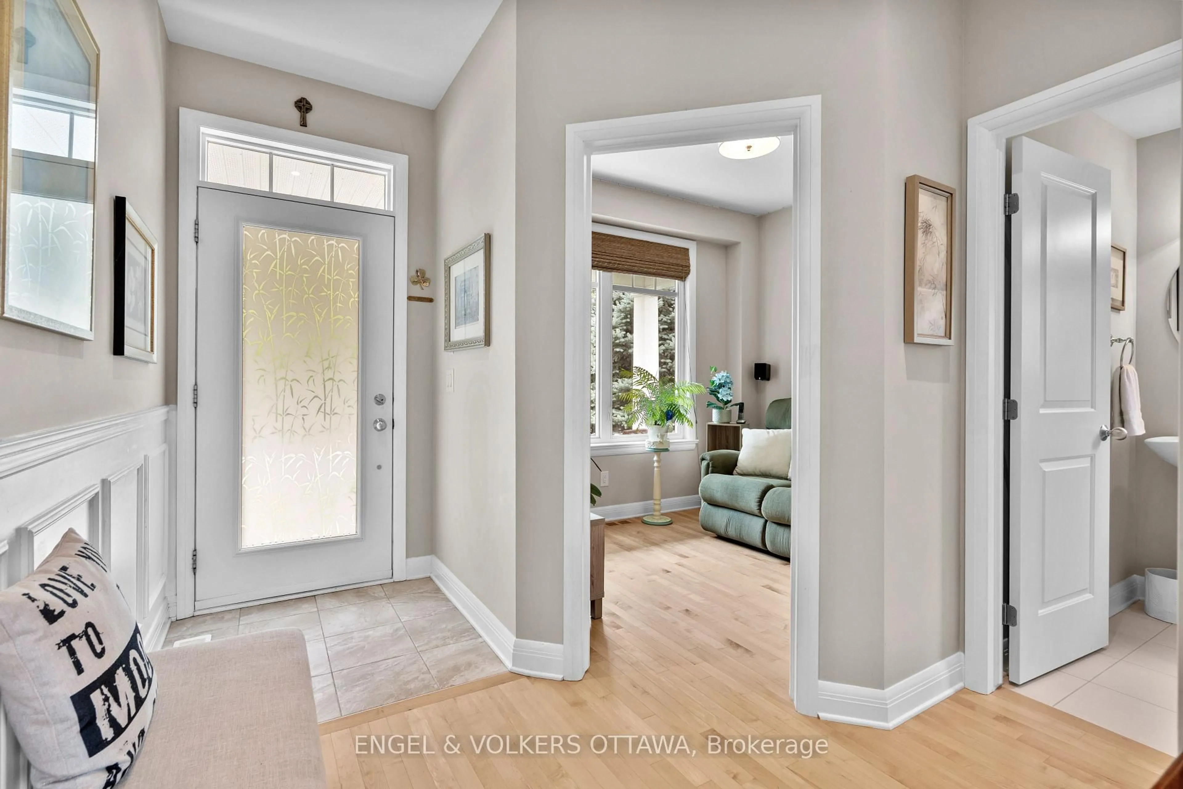 Indoor entryway for 27 Esquimault Ave, Ottawa Ontario K2H 6Z4