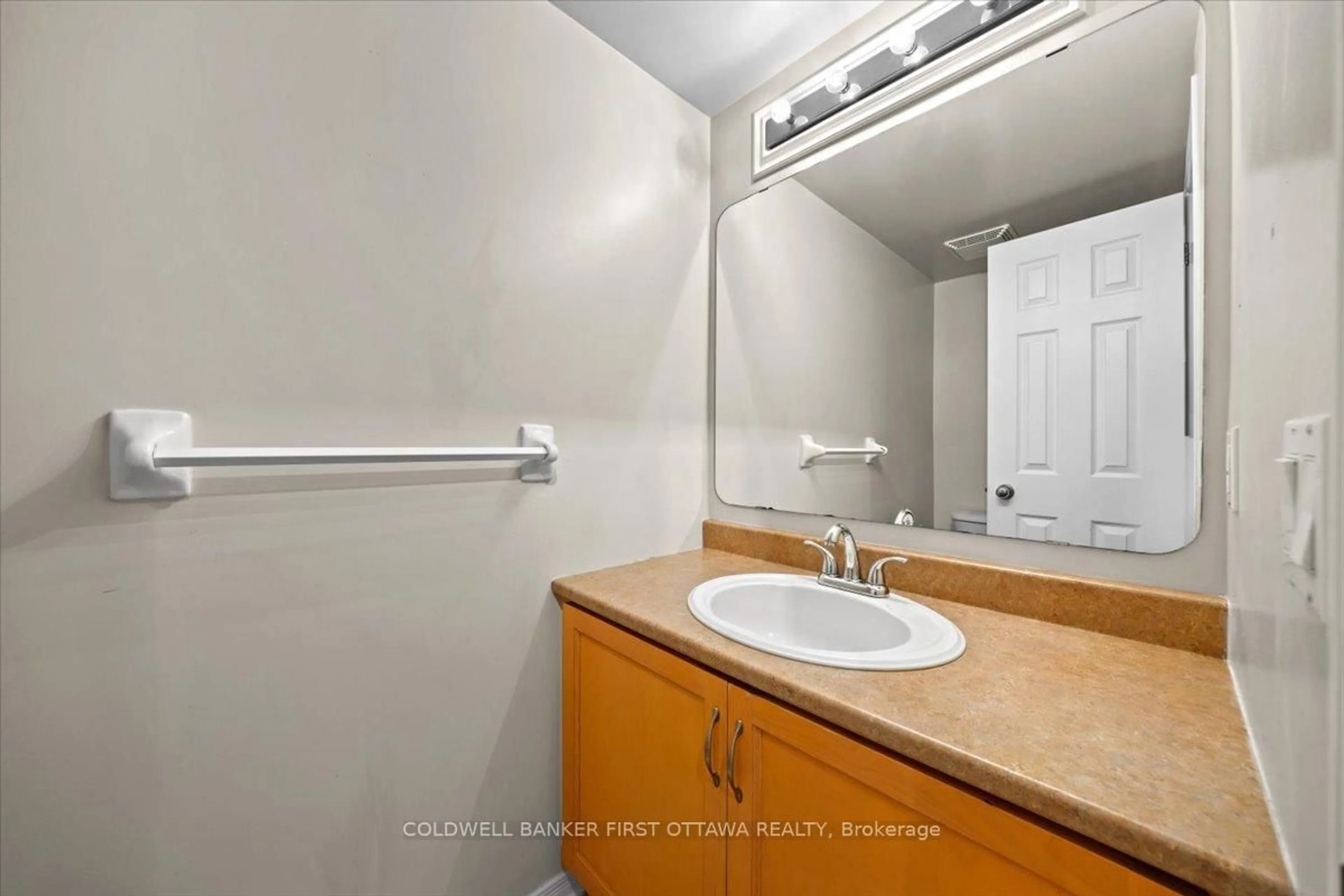 Standard bathroom, unknown for 18 MAXTON Private, Ottawa Ontario K1J 1J2