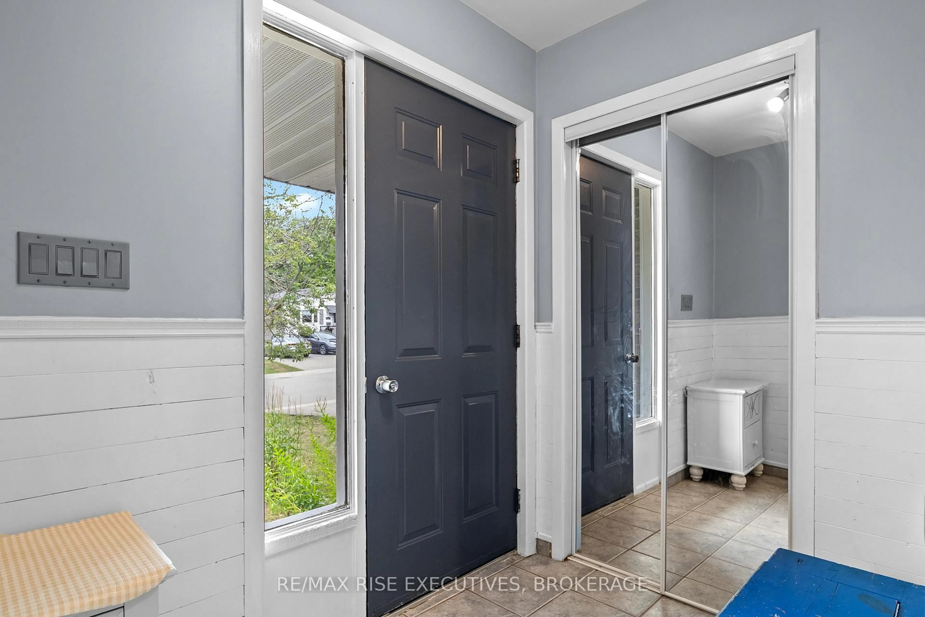 Indoor entryway for 470A HENRIETTA St, Gananoque Ontario K7G 1X7