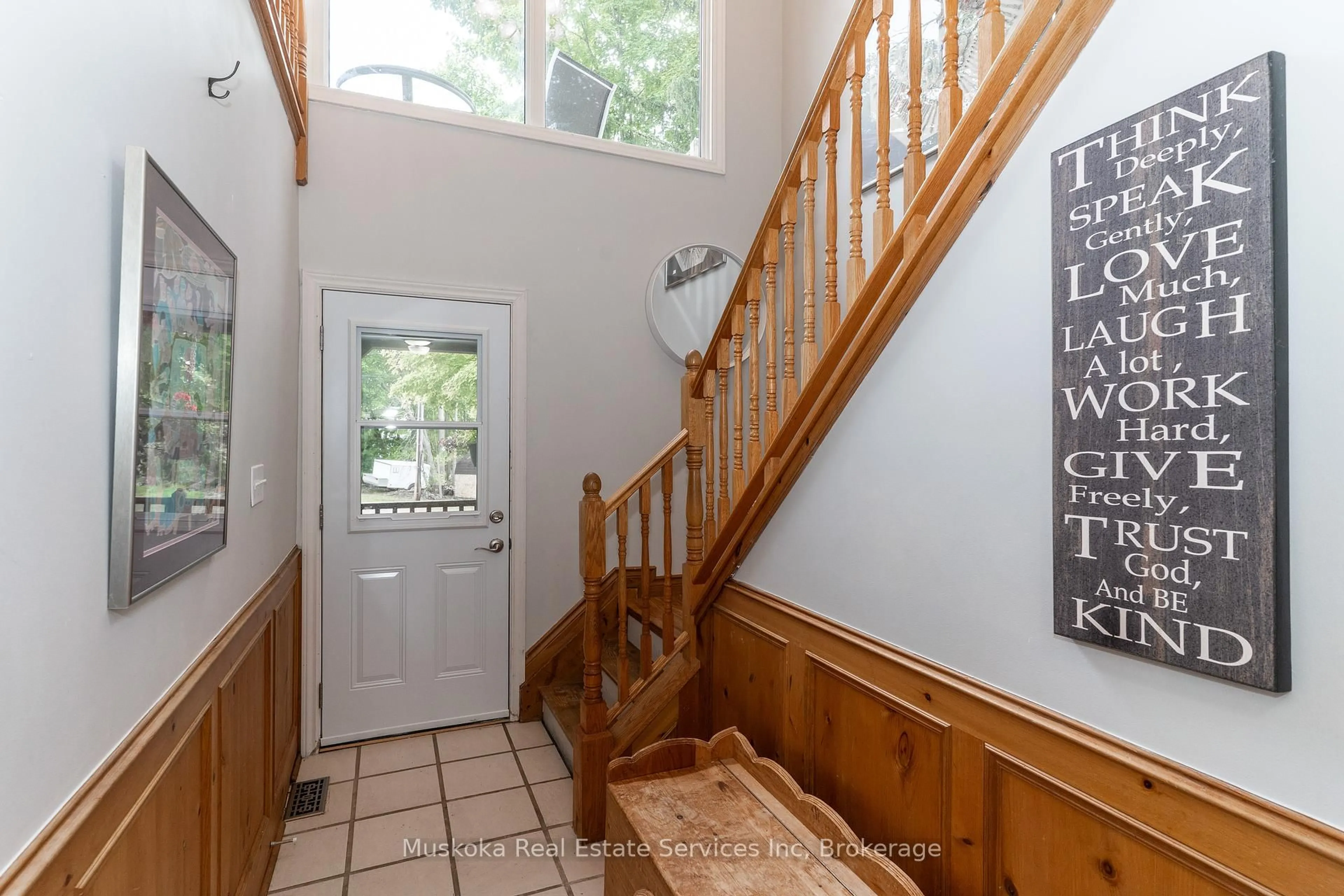Indoor entryway for 250 Wapaska Cres, Gravenhurst Ontario P1P 0Y1