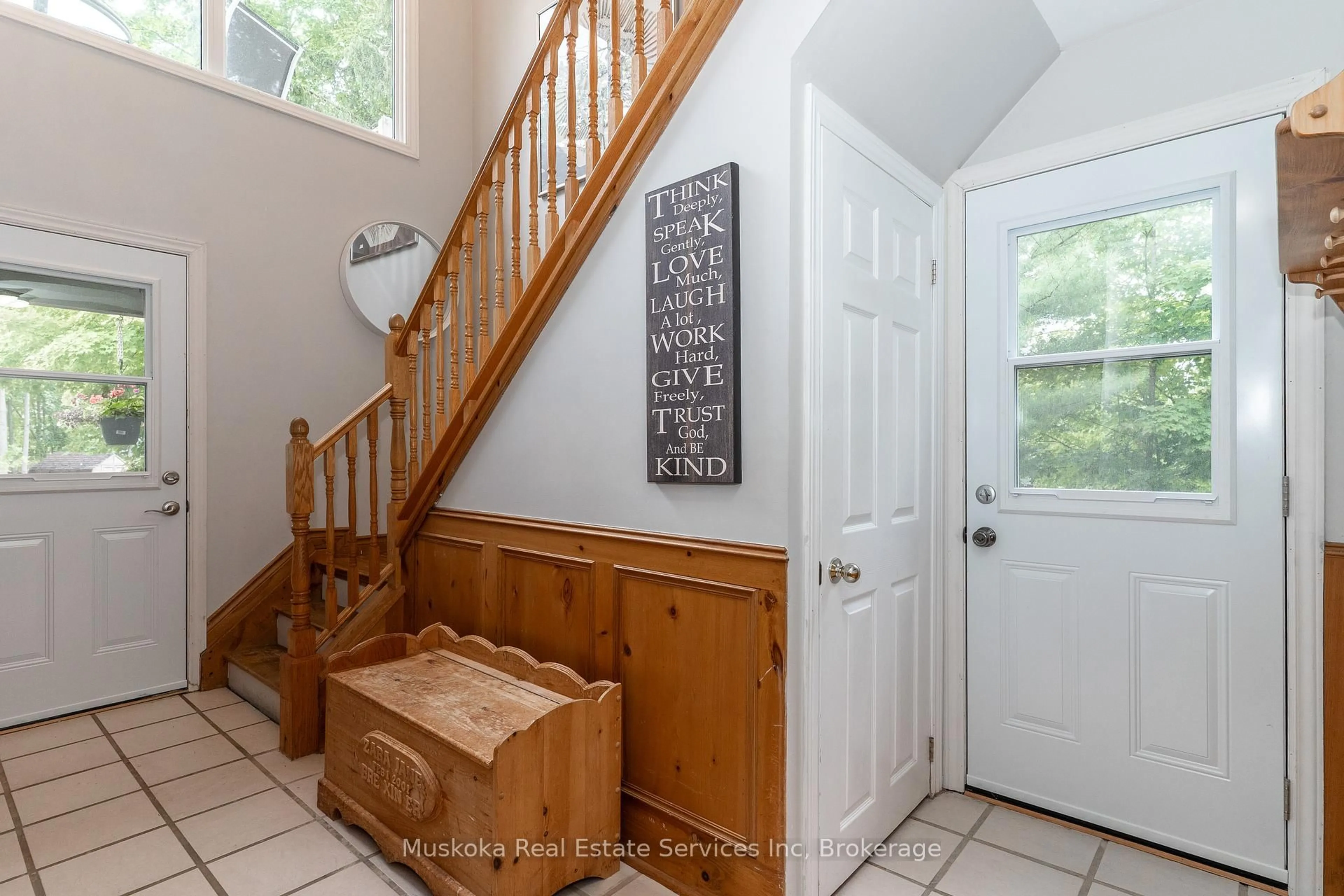 Indoor entryway for 250 Wapaska Cres, Gravenhurst Ontario P1P 0Y1