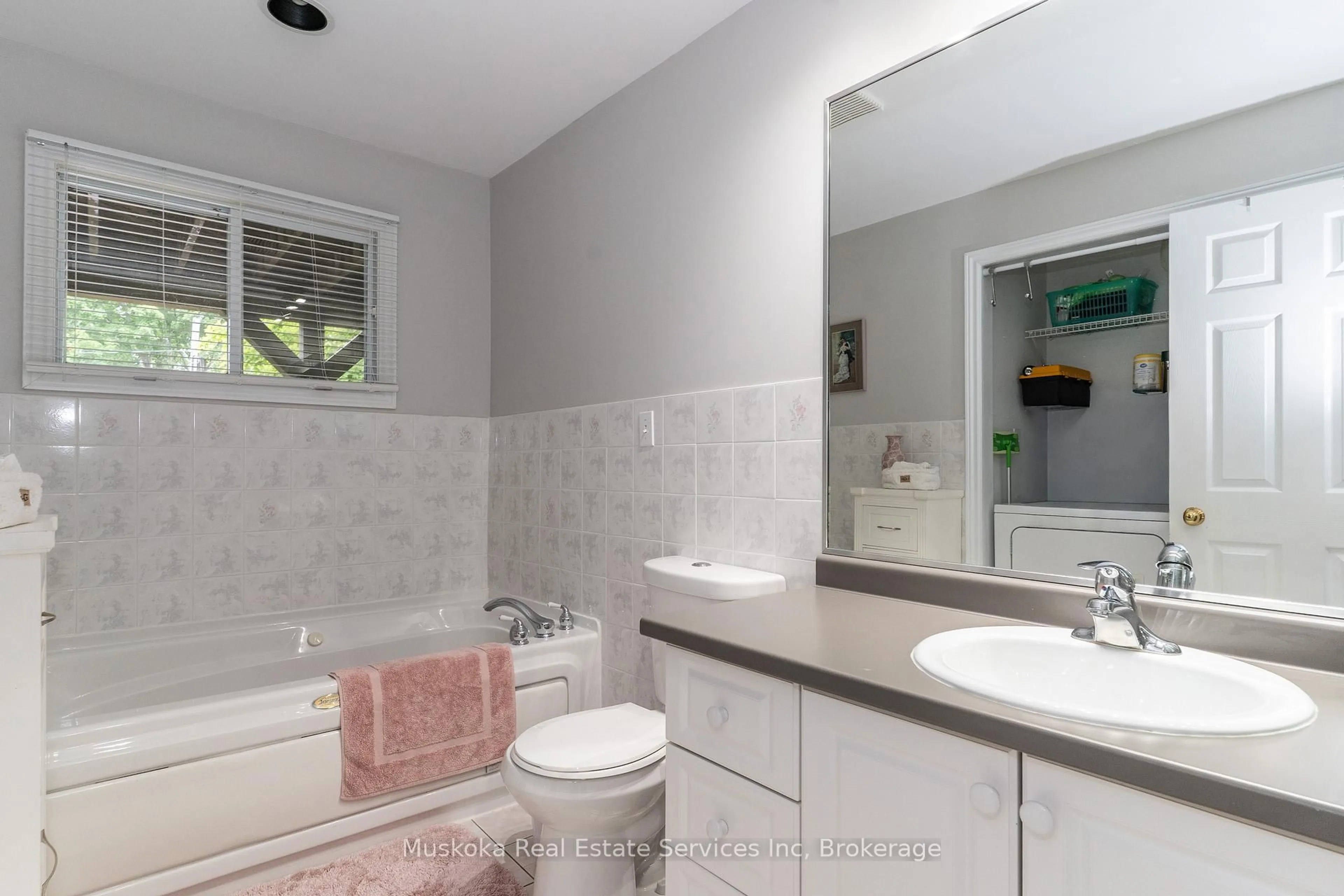 Standard bathroom, ceramic/tile floor for 250 Wapaska Cres, Gravenhurst Ontario P1P 0Y1