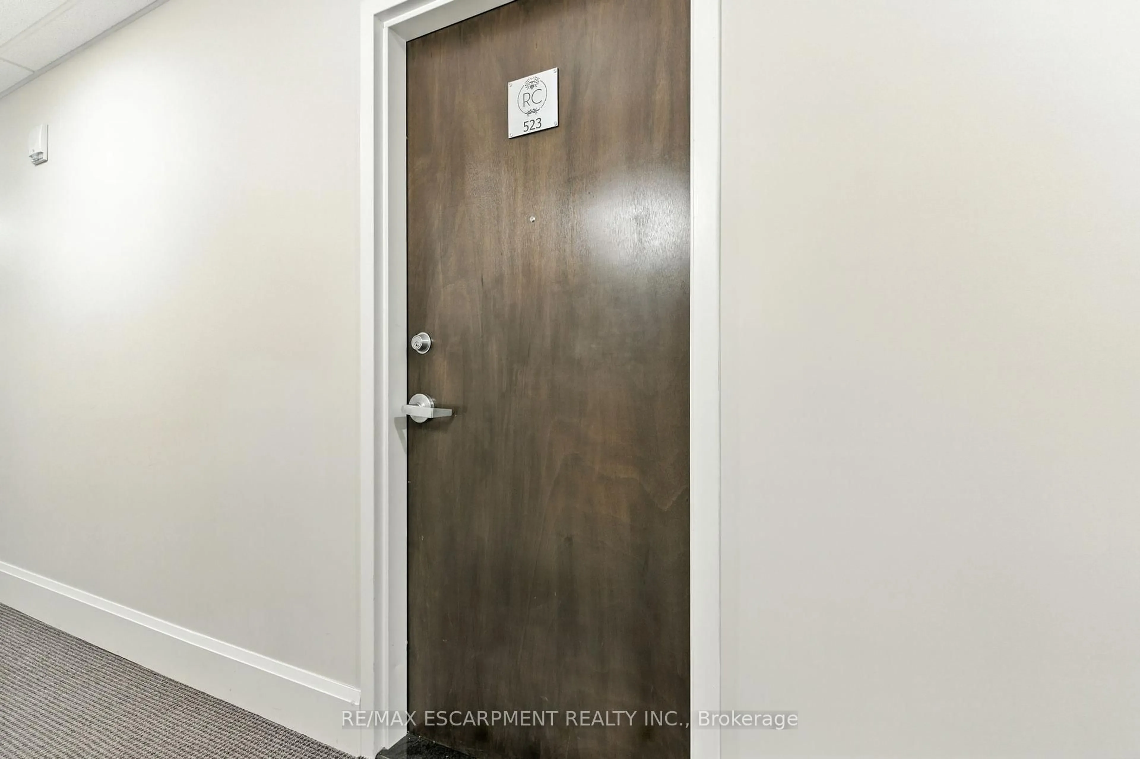 Indoor entryway for 118 King St #523, Hamilton Ontario L8N 0A9