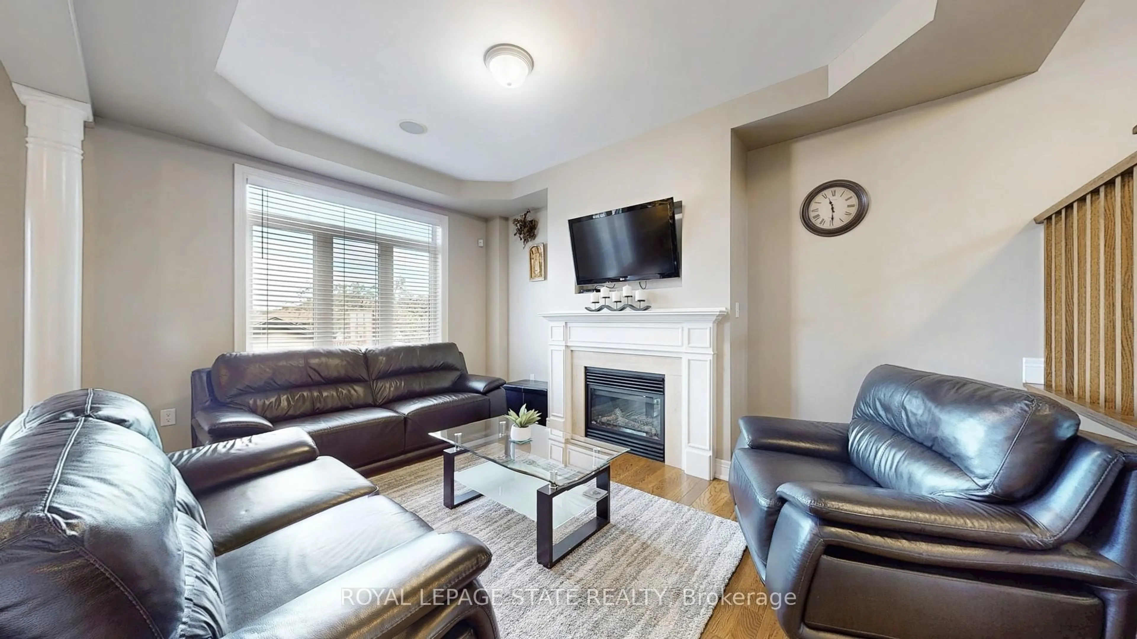 Living room with furniture, unknown for 50 Bankfield Cres, Hamilton Ontario L8J 0C1