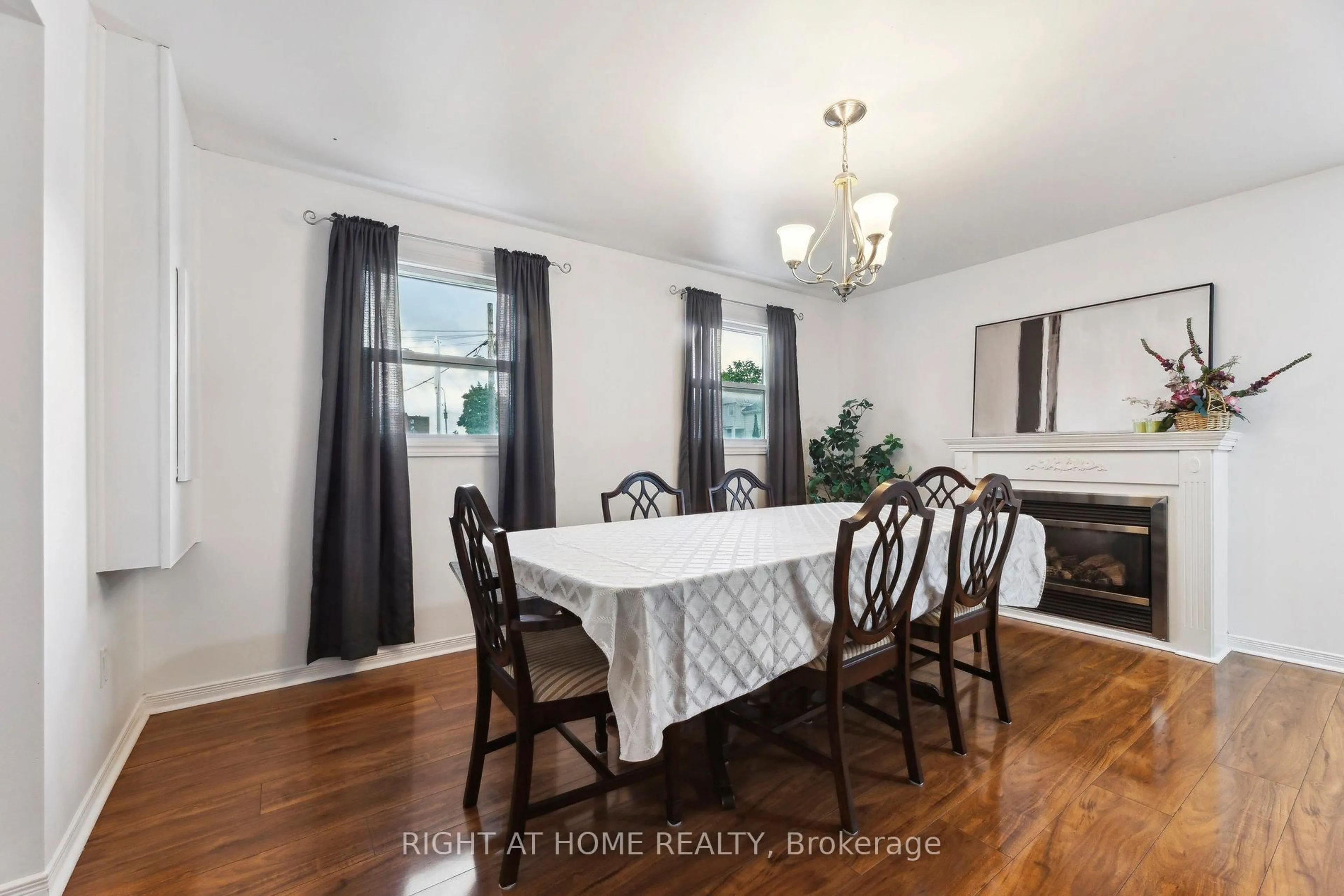 Dining room, wood/laminate floor for 186 Dundas St, Quinte West Ontario K8V 3R2