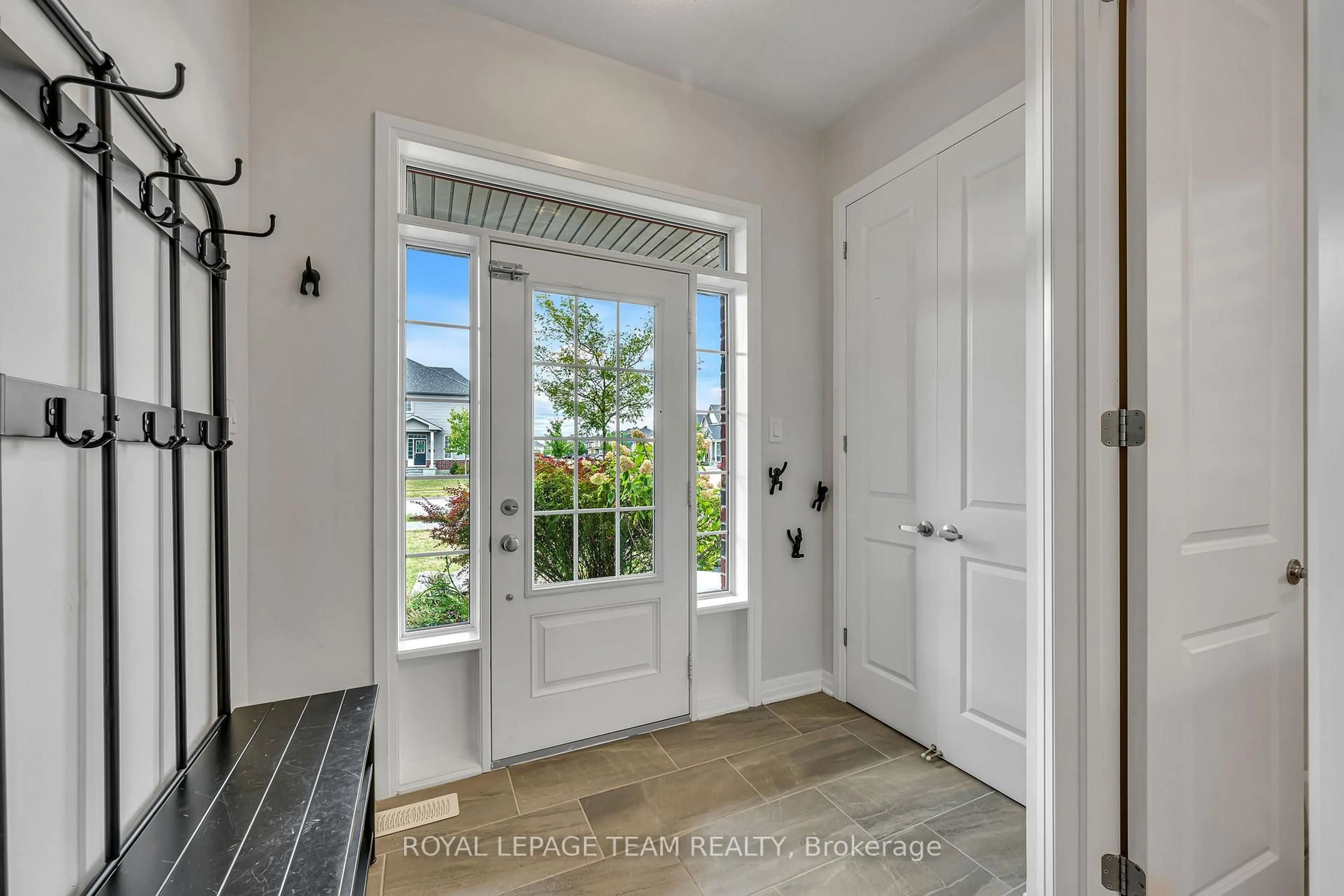 Indoor entryway for 1201 De Pencier Dr, North Grenville Ontario K0G 1J0