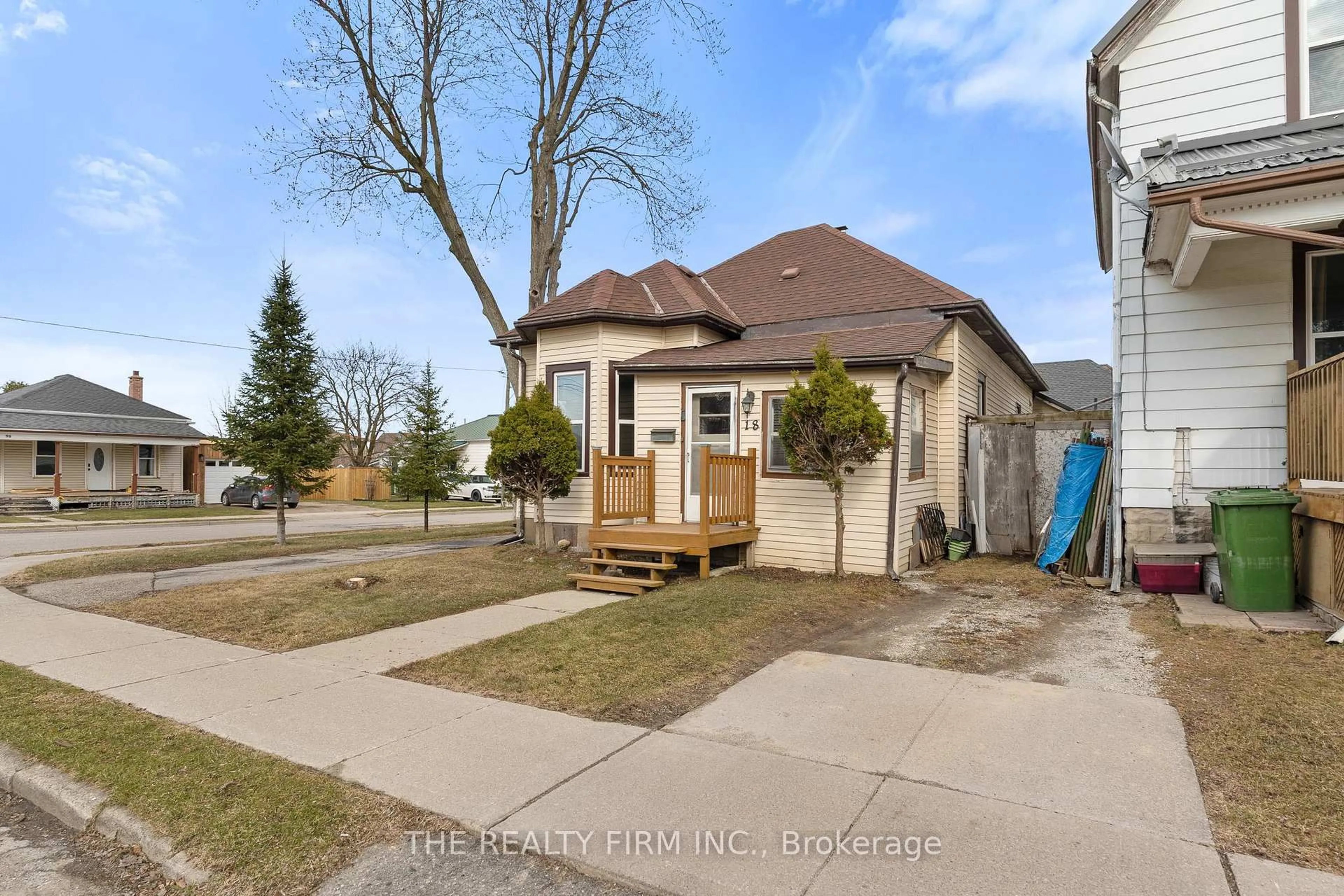 A pic from outside/outdoor area/front of a property/back of a property/a pic from drone, street for 18 FOURTH Ave, St. Thomas Ontario N5R 4H2