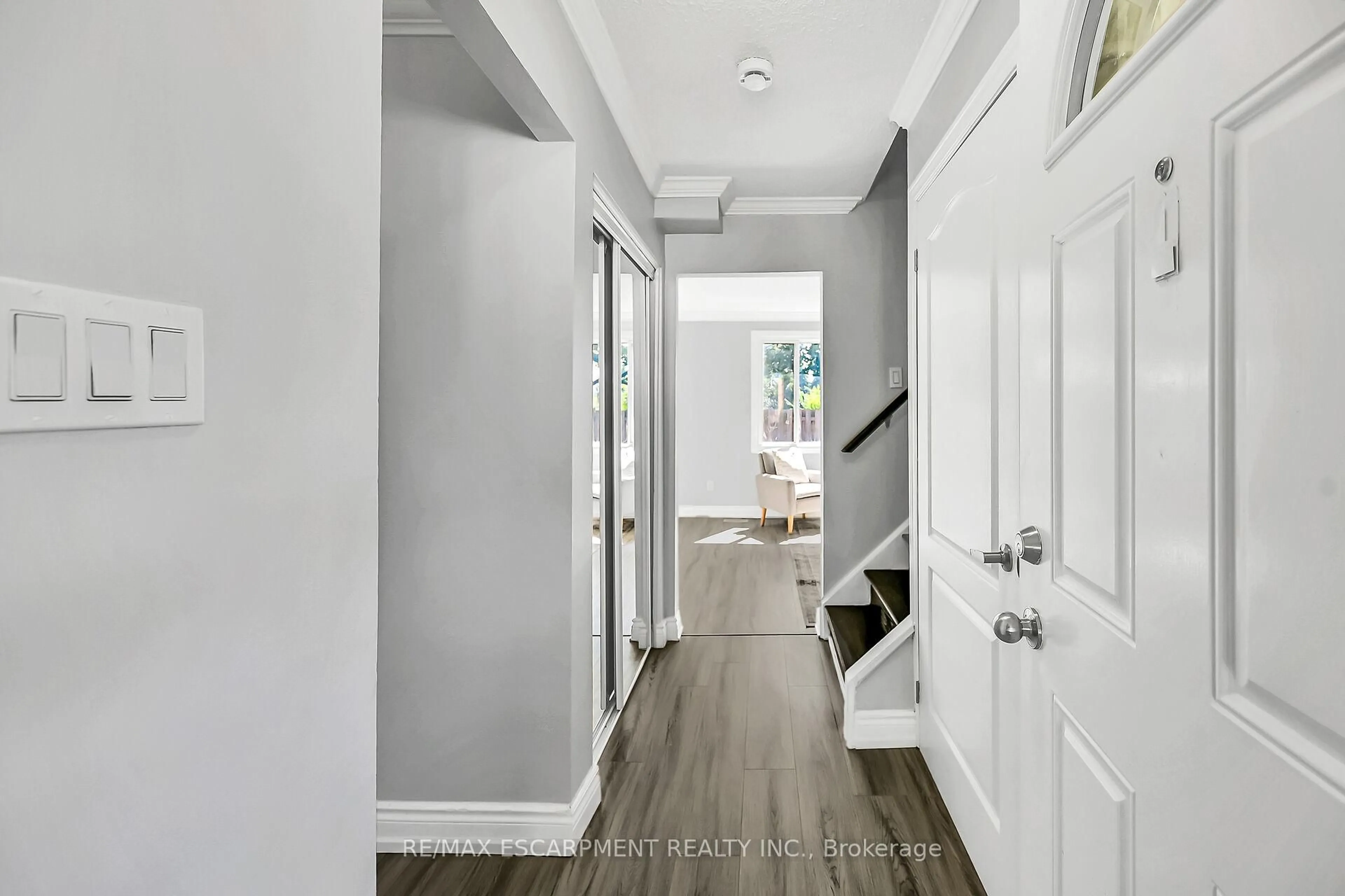 Indoor entryway for 125 Limeridge Rd #8, Hamilton Ontario L9C 2V3