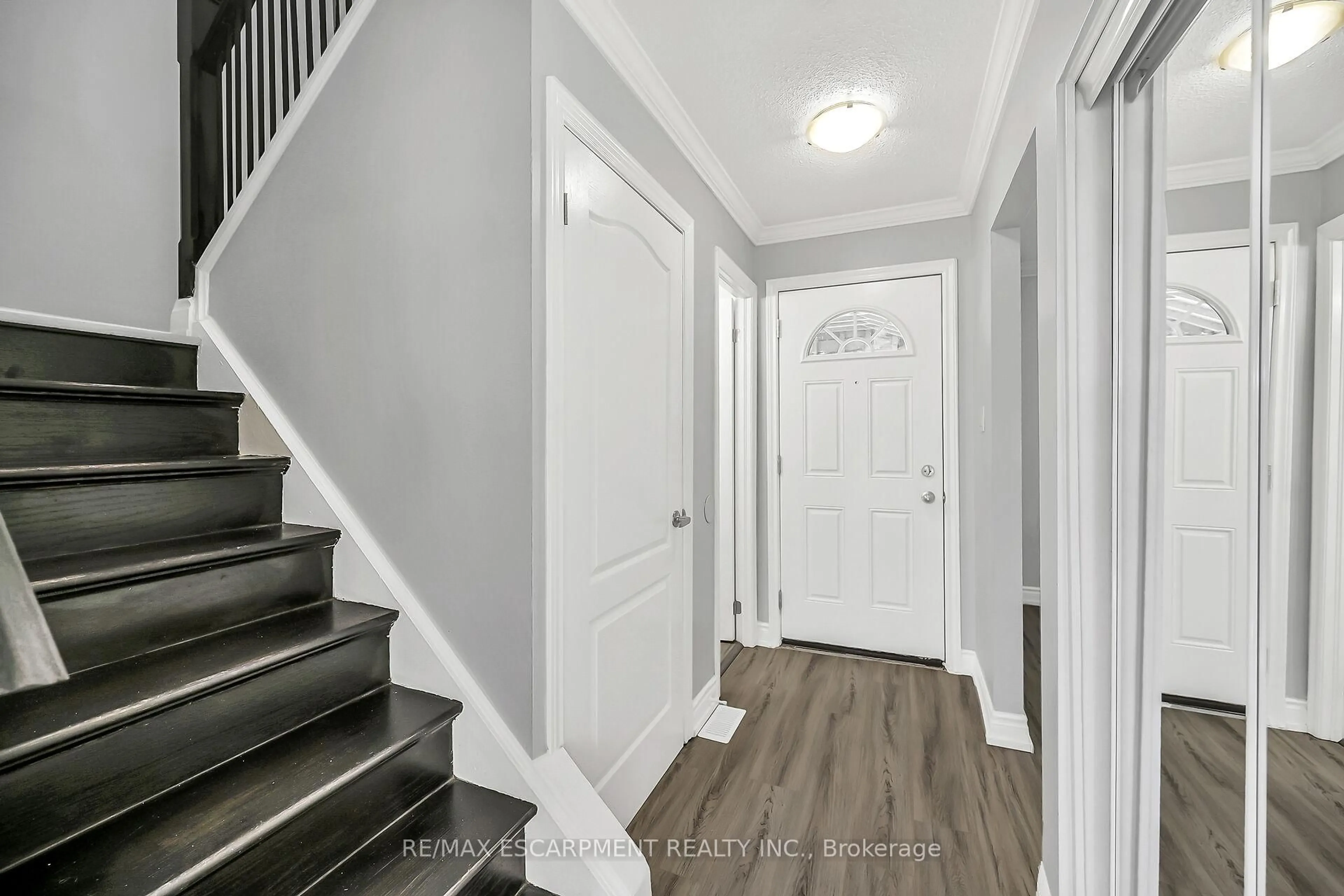 Indoor entryway for 125 Limeridge Rd #8, Hamilton Ontario L9C 2V3