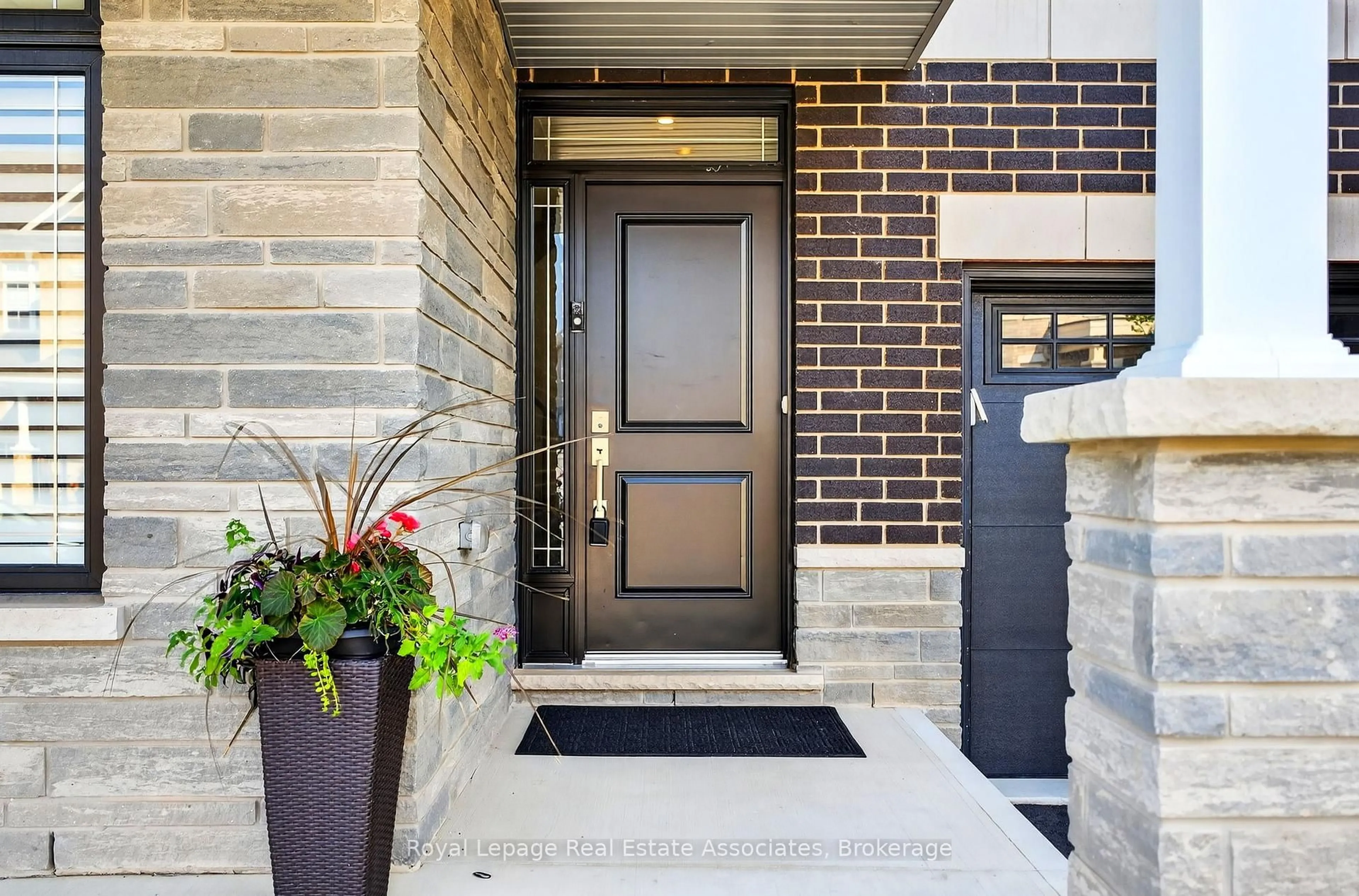 Indoor entryway for 10 Granite Ridge Tr, Hamilton Ontario L8B 1Y4