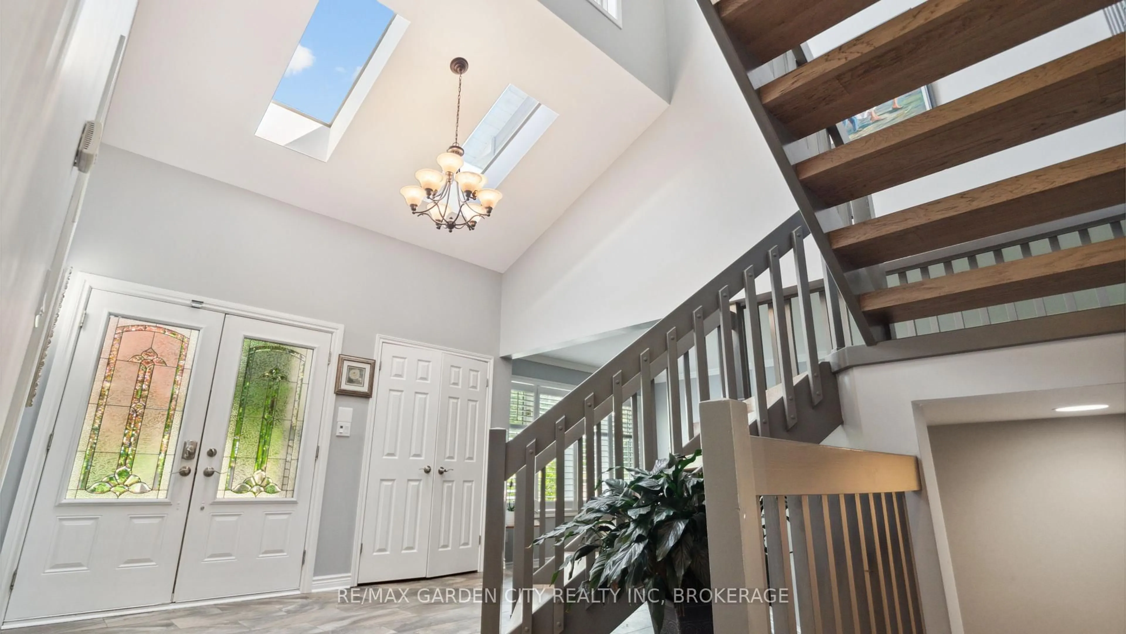 Indoor foyer for 6276 Moretta Dr, Niagara Falls Ontario L2J 4H4