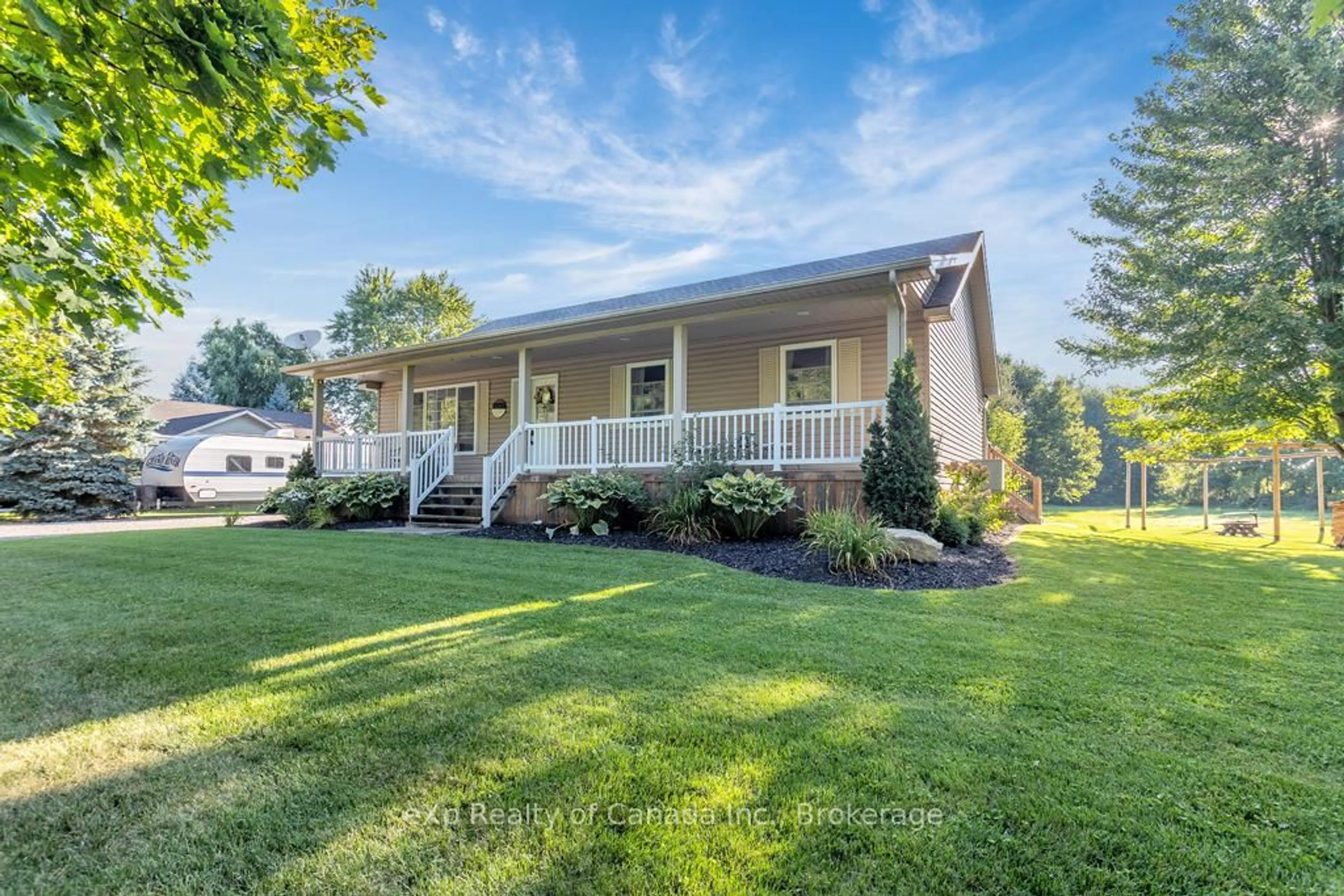 Home with vinyl exterior material, water/lake/river/ocean view for 11918 Mcintosh St, Malahide Ontario N0L 2J0