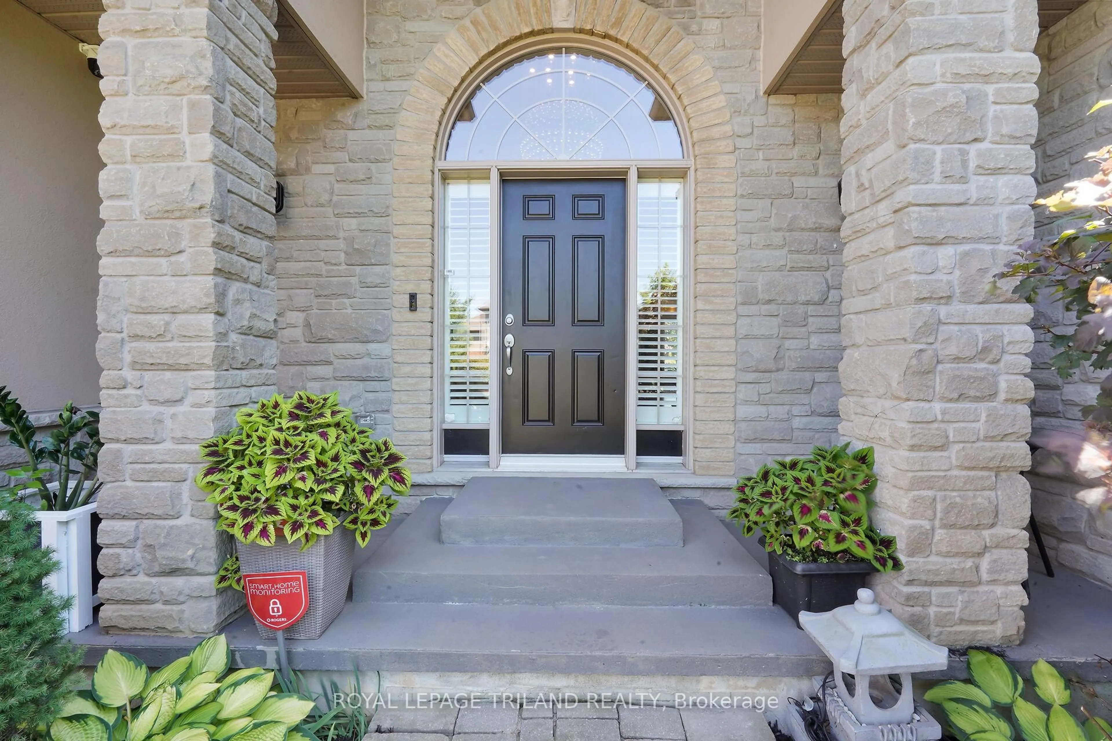Indoor entryway for 7119 Clayton Walk, London South Ontario N6P 1V3