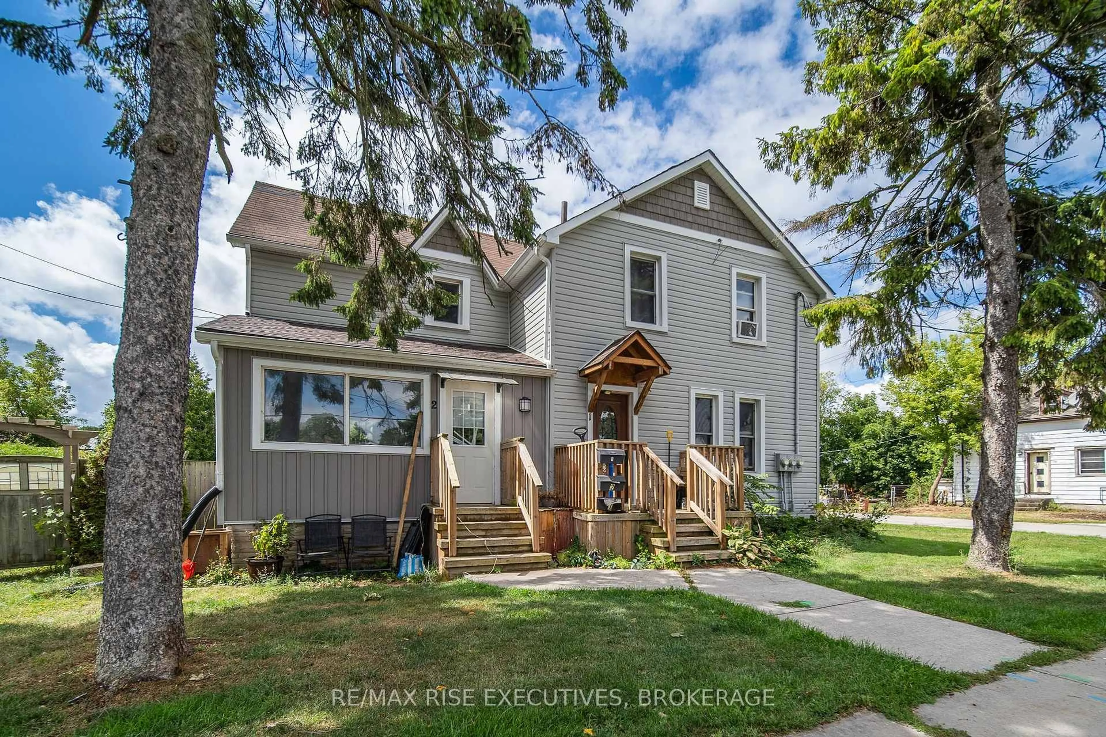 Home with vinyl exterior material, street for 190 Victoria Ave, Gananoque Ontario K7G 2S1