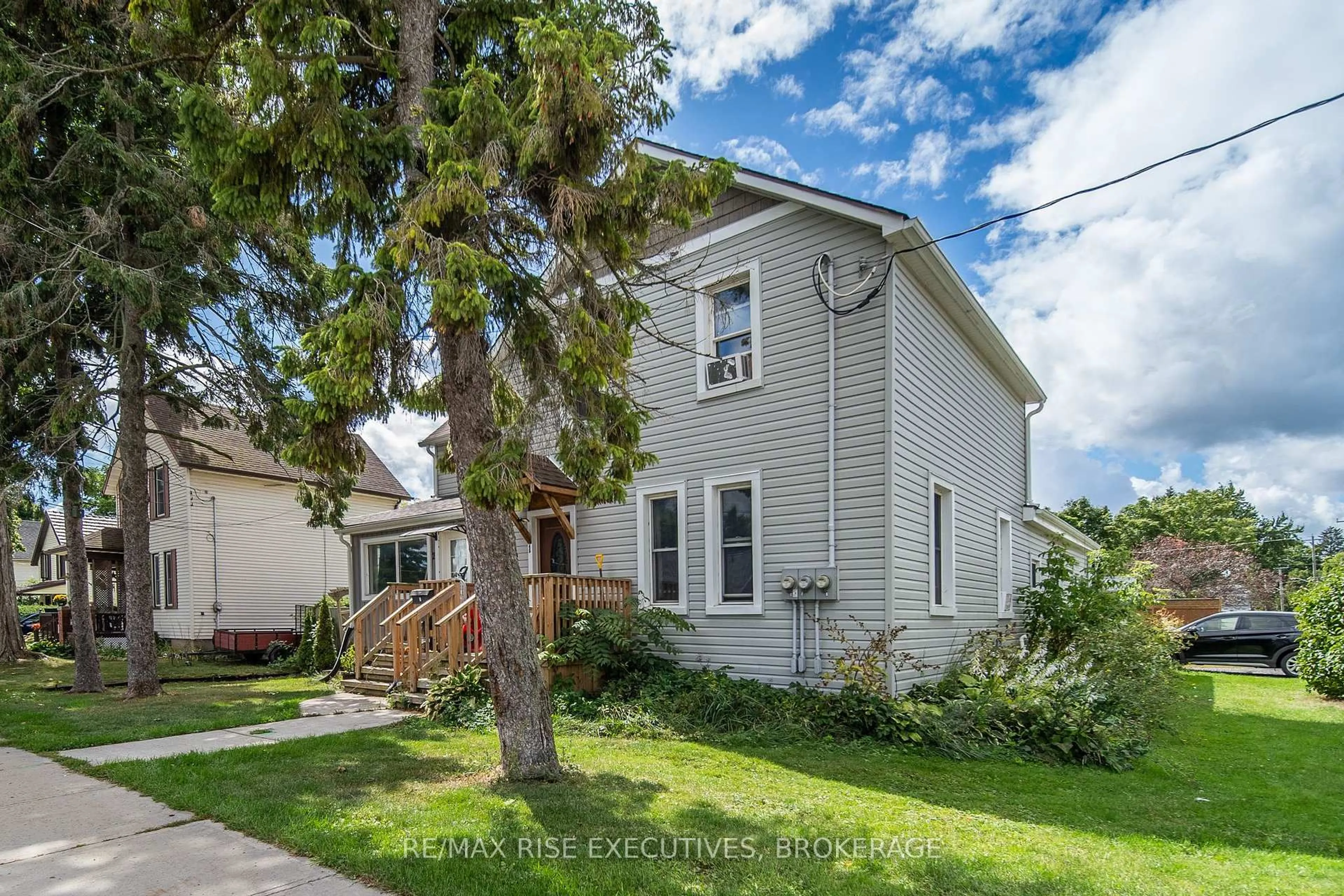 A pic from outside/outdoor area/front of a property/back of a property/a pic from drone, street for 190 Victoria Ave, Gananoque Ontario K7G 2S1