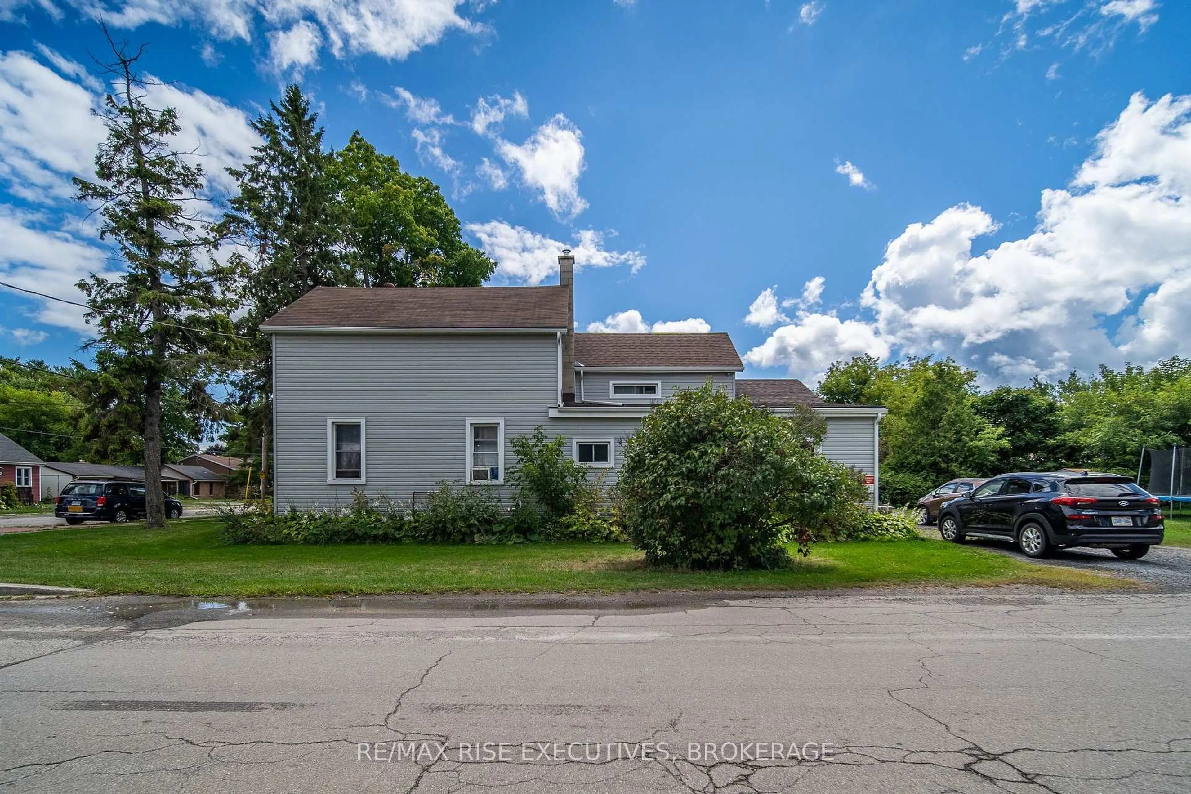 A pic from outside/outdoor area/front of a property/back of a property/a pic from drone, street for 190 Victoria Ave, Gananoque Ontario K7G 2S1
