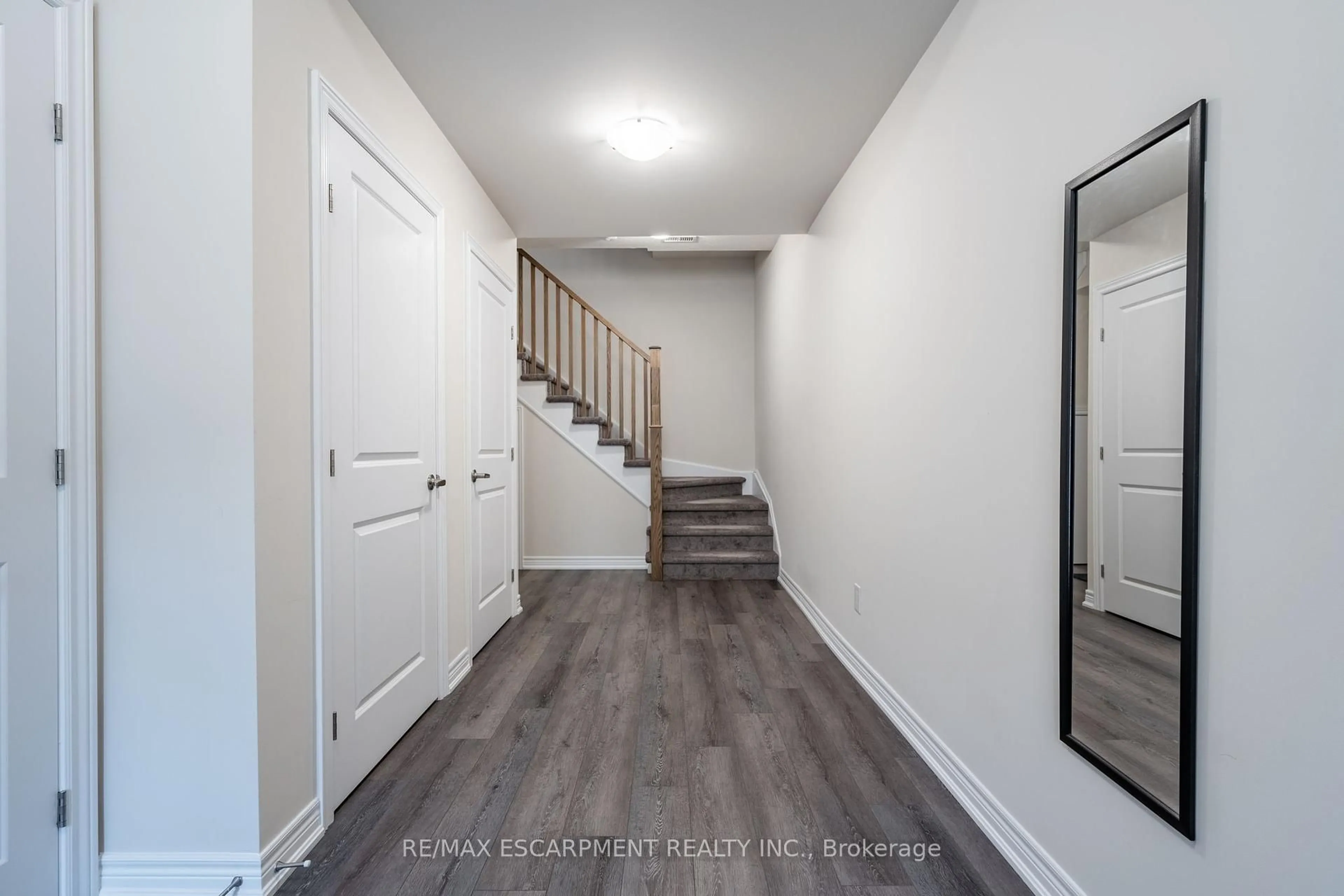 Indoor entryway for 27 Rachel Dr #36, Hamilton Ontario L8E 0K6