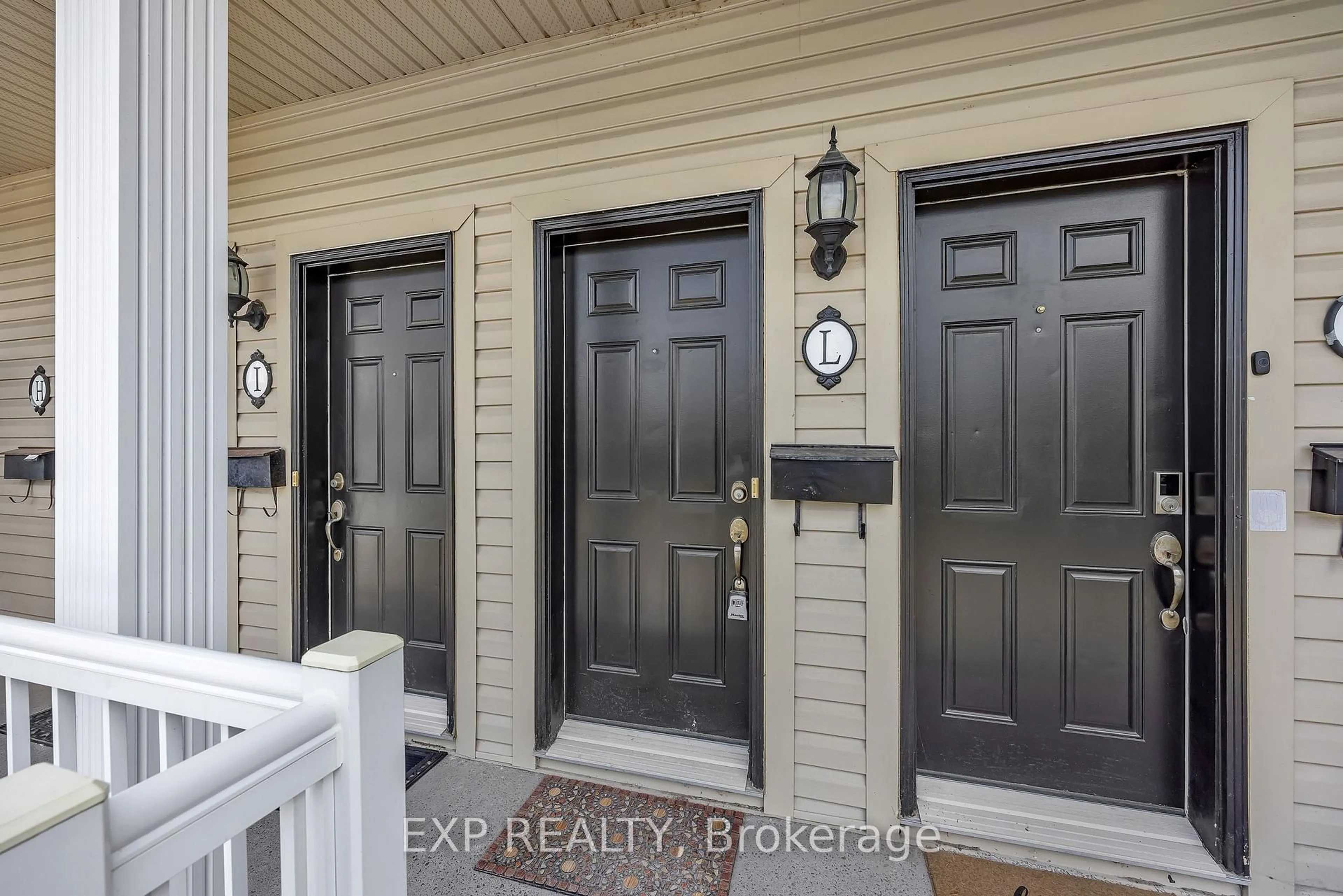 Indoor entryway for 107 Artesa Private #L, Ottawa Ontario K2S 0J8