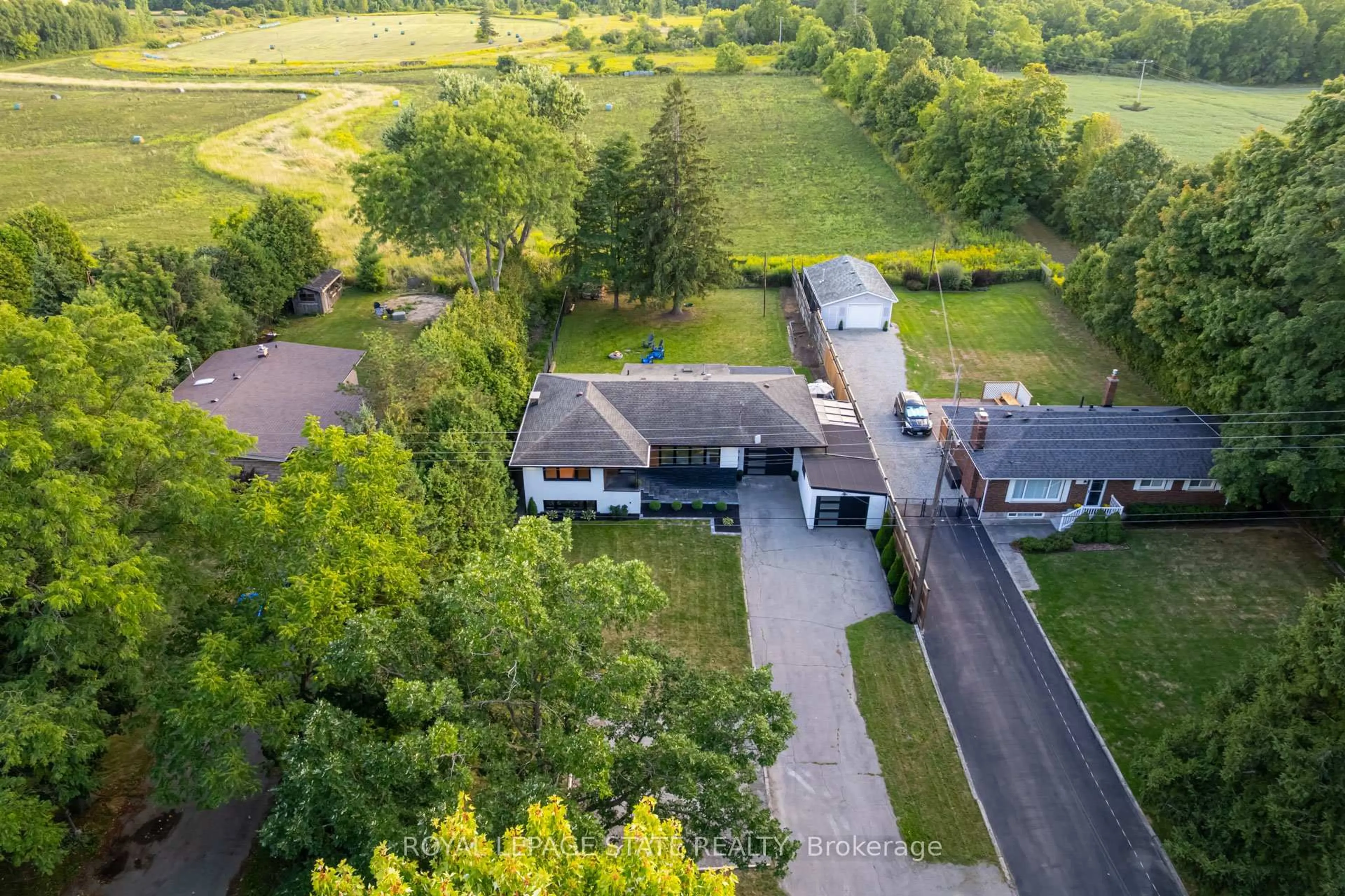 A pic from outside/outdoor area/front of a property/back of a property/a pic from drone, street for 6461 Dickenson Rd, Hamilton Ontario L0R 1W0