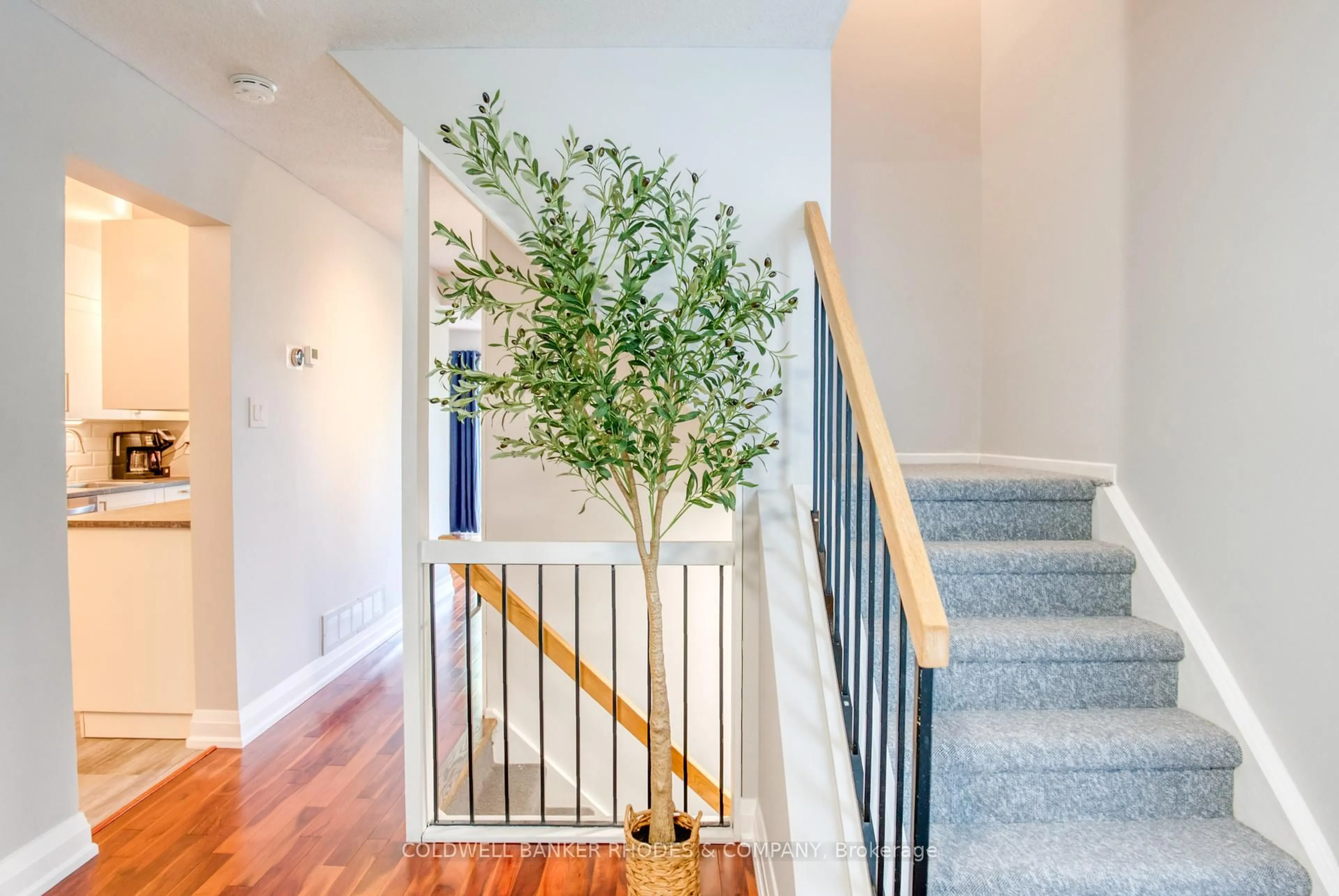 Indoor entryway for 2 Saxton Private, Ottawa Ontario K2H 9P2