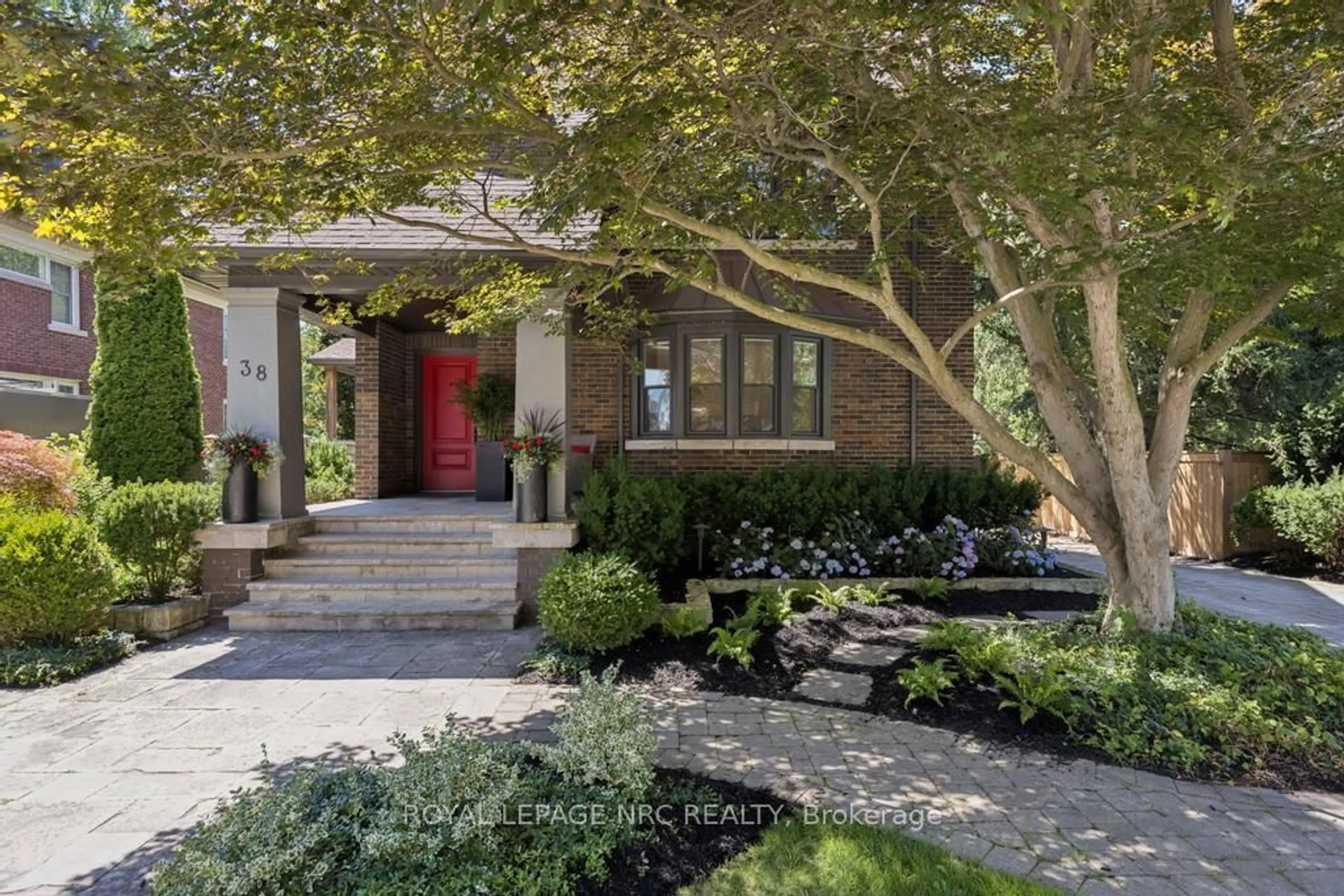 Home with brick exterior material, street for 38 Hillcrest Ave, St. Catharines Ontario L2R 4Y1