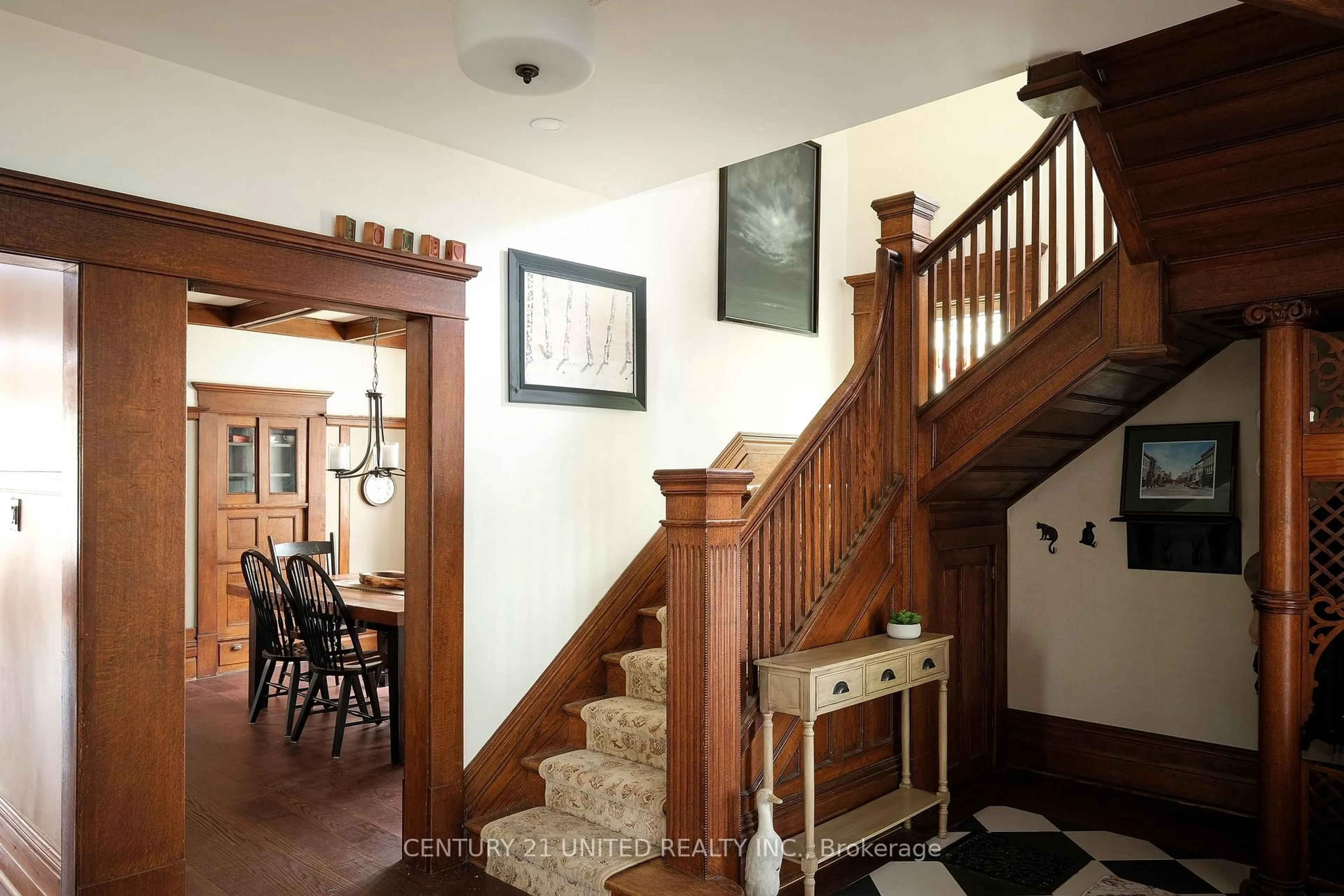 Indoor foyer for 7 Engleburn Pl, Peterborough Ontario K9H 1C4