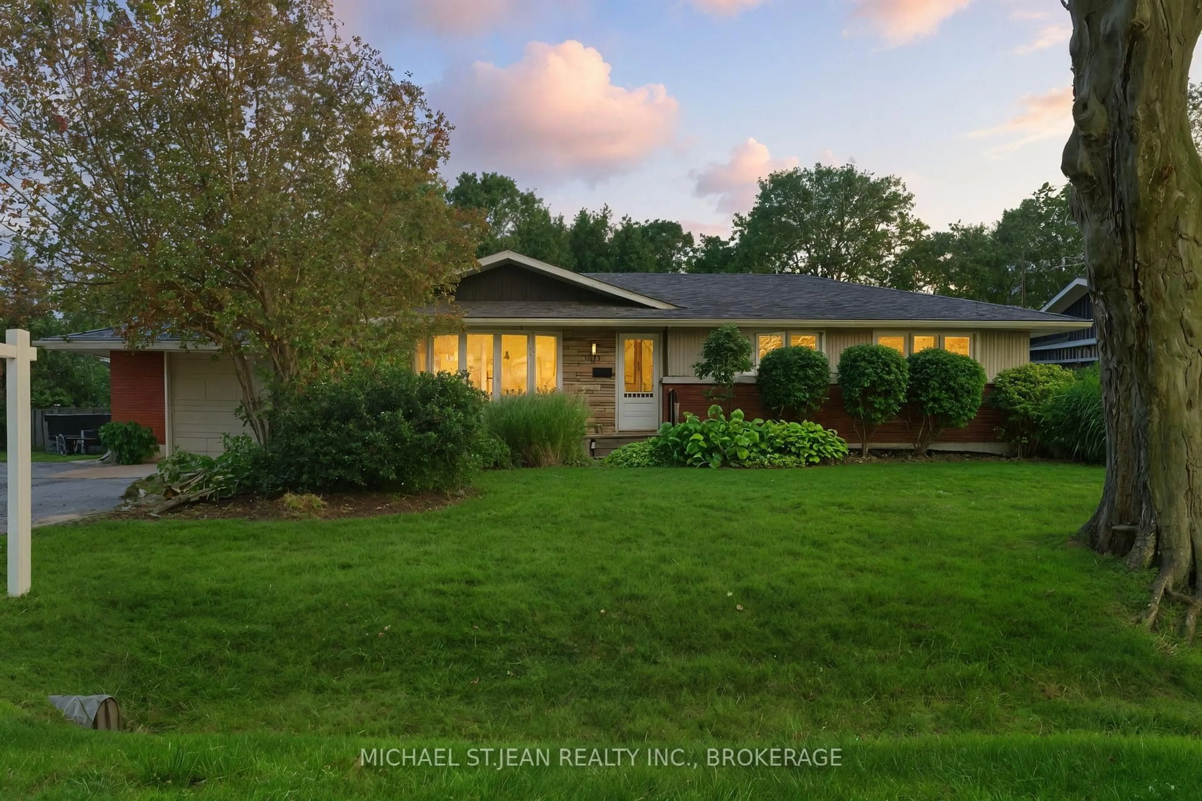 A pic from outside/outdoor area/front of a property/back of a property/a pic from drone, unknown for 7 Oswald Ave, St. Catharines Ontario L2M 2Z1