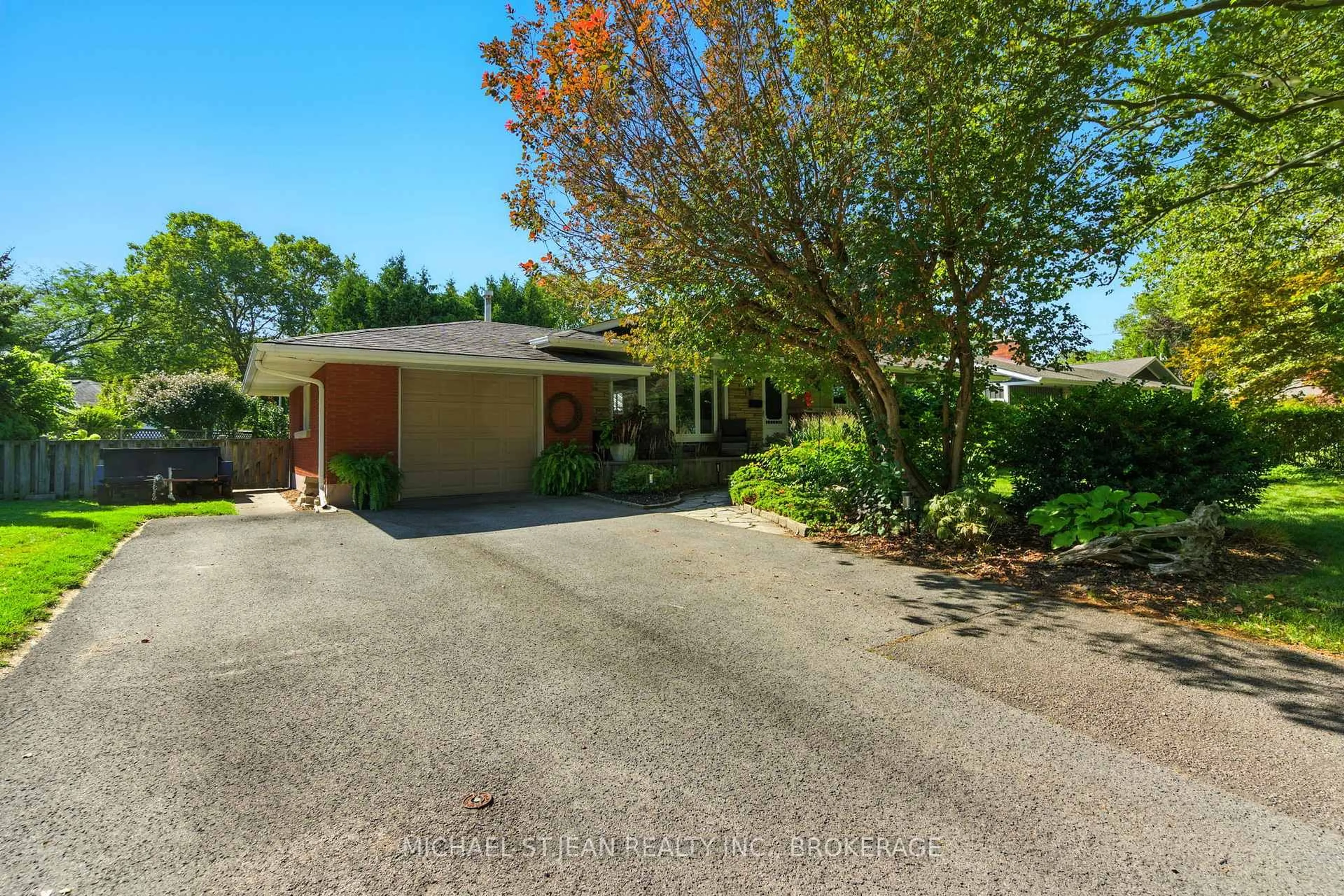 A pic from outside/outdoor area/front of a property/back of a property/a pic from drone, street for 7 Oswald Ave, St. Catharines Ontario L2M 2Z1