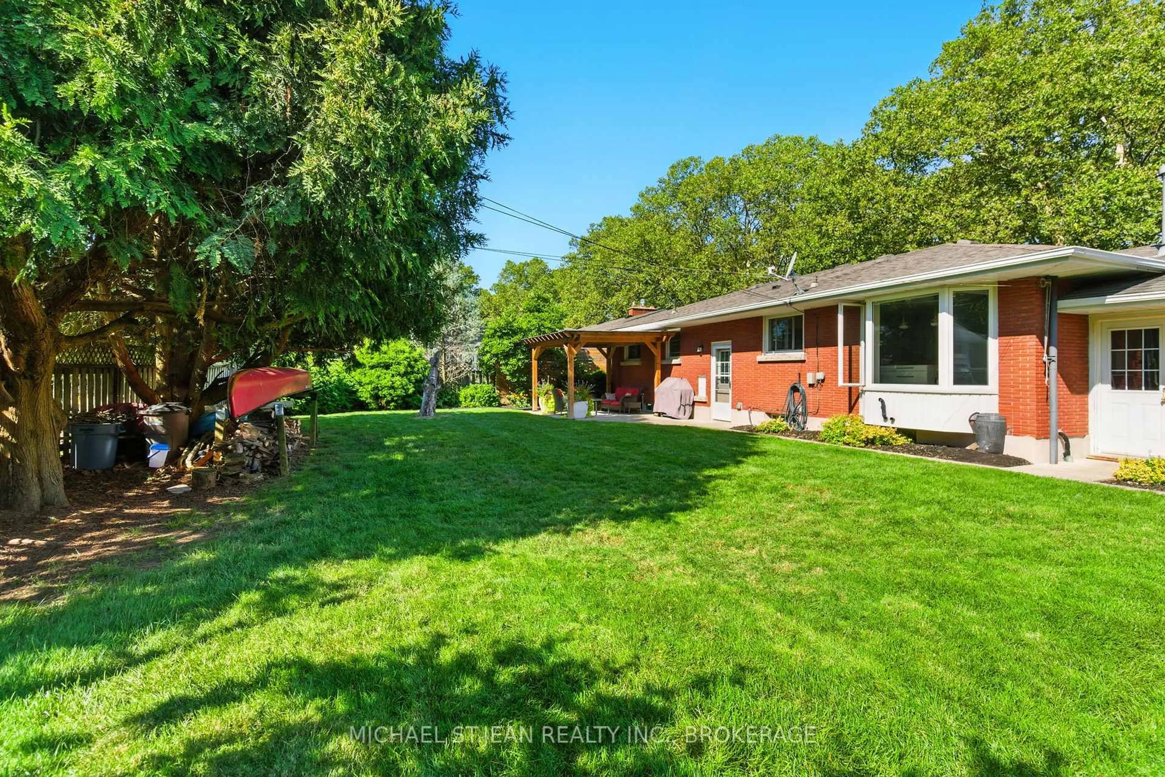 A pic from outside/outdoor area/front of a property/back of a property/a pic from drone, unknown for 7 Oswald Ave, St. Catharines Ontario L2M 2Z1