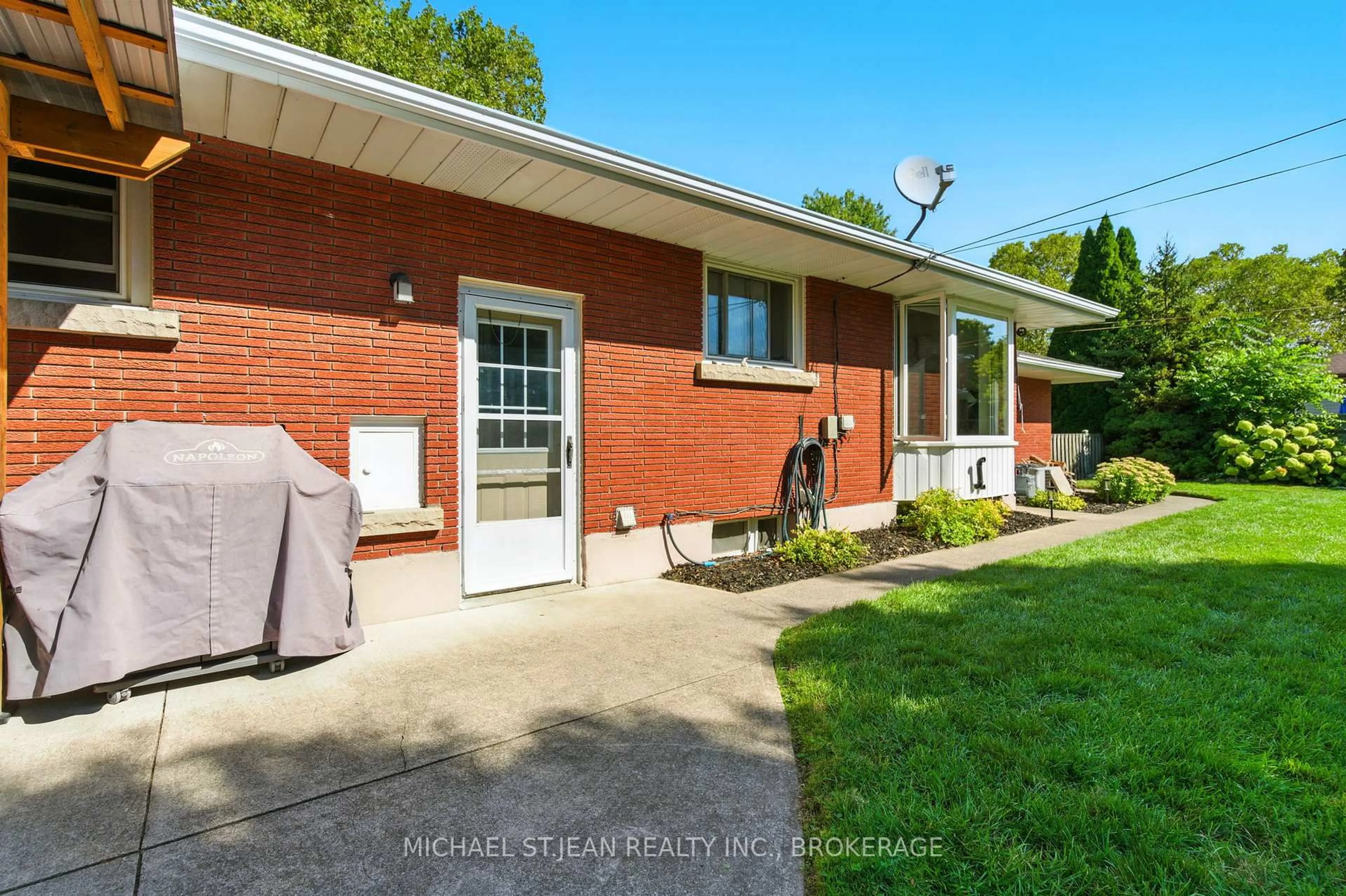 Home with brick exterior material, street for 7 Oswald Ave, St. Catharines Ontario L2M 2Z1