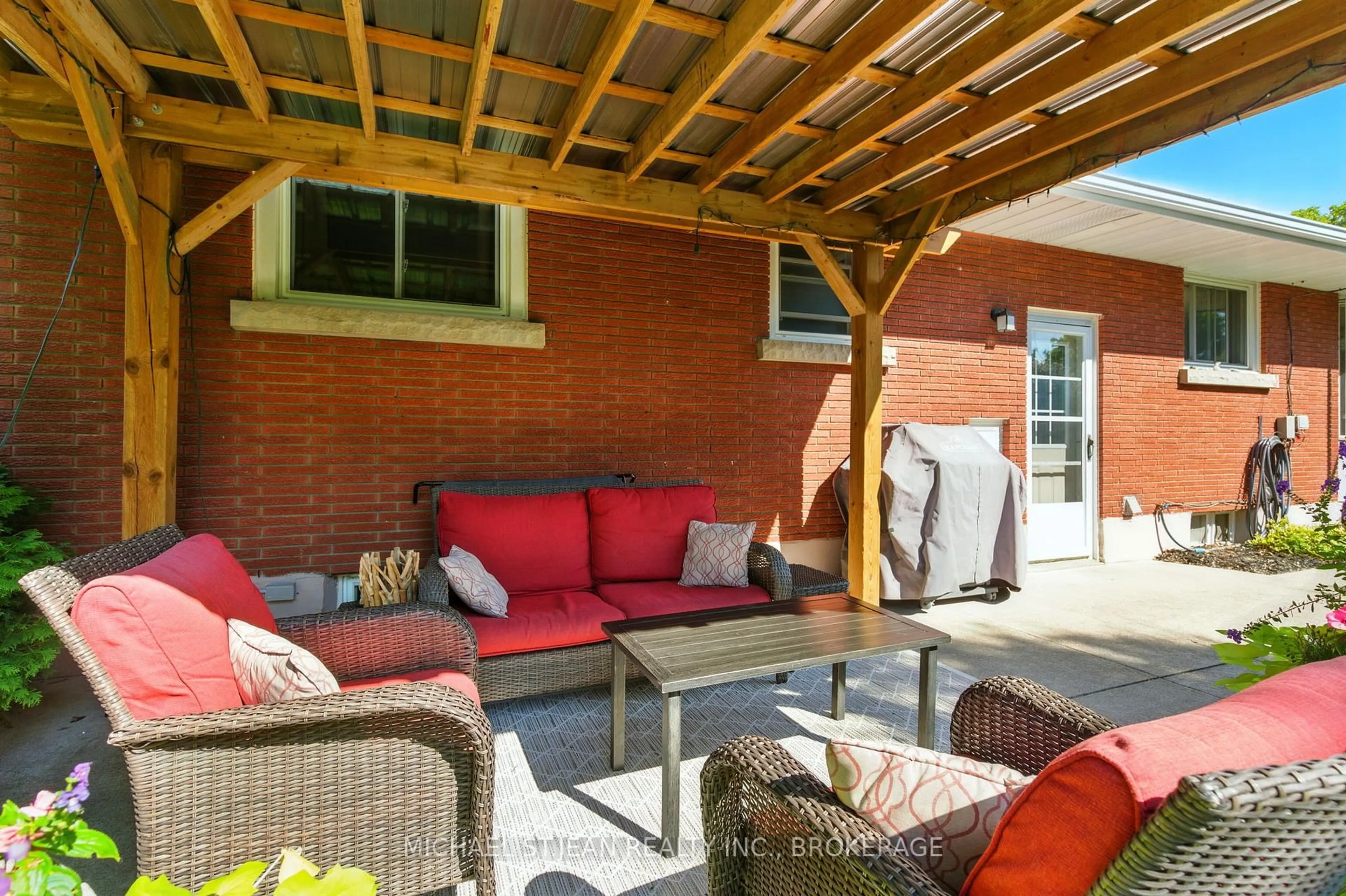 Patio, street for 7 Oswald Ave, St. Catharines Ontario L2M 2Z1