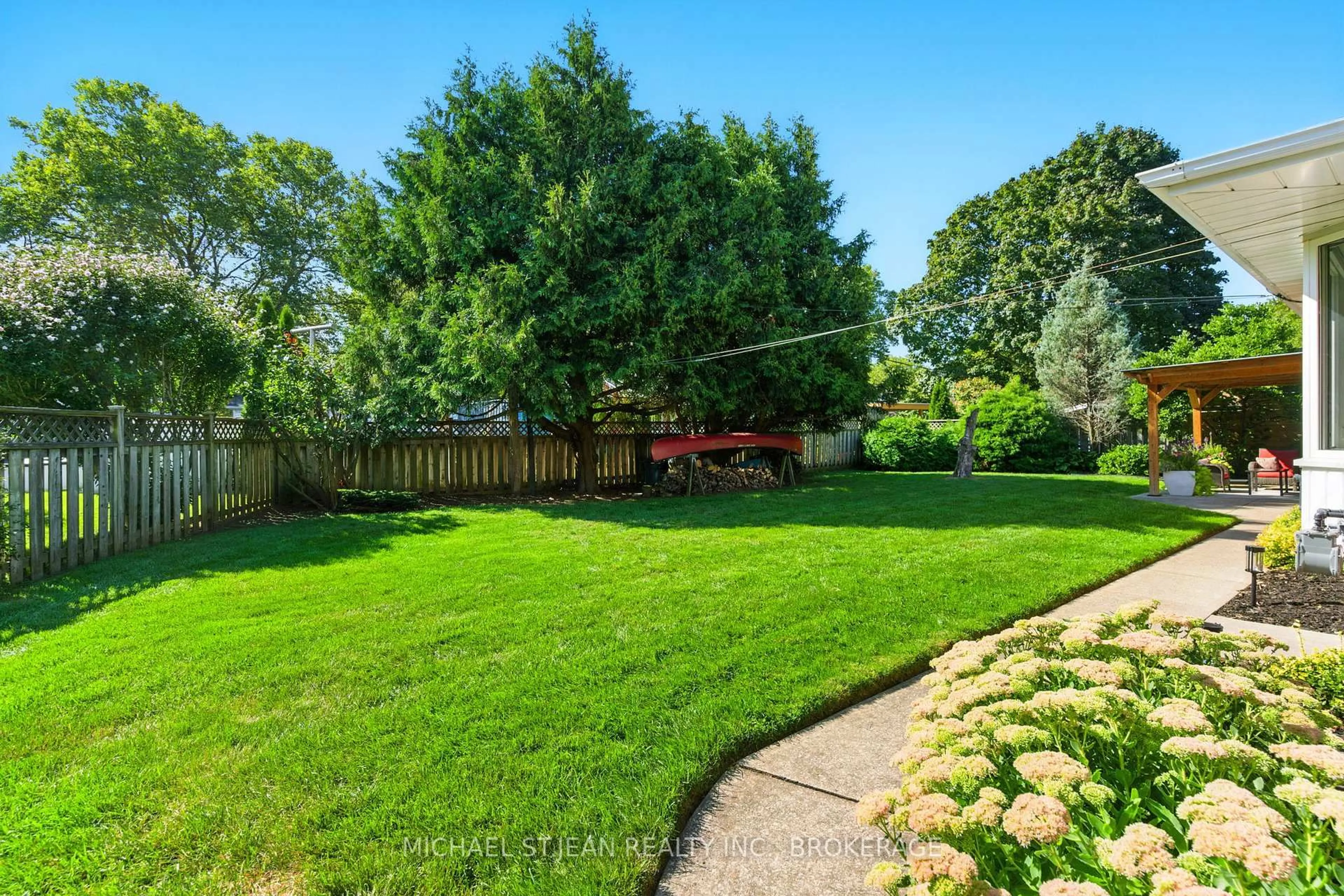 A pic from outside/outdoor area/front of a property/back of a property/a pic from drone, unknown for 7 Oswald Ave, St. Catharines Ontario L2M 2Z1