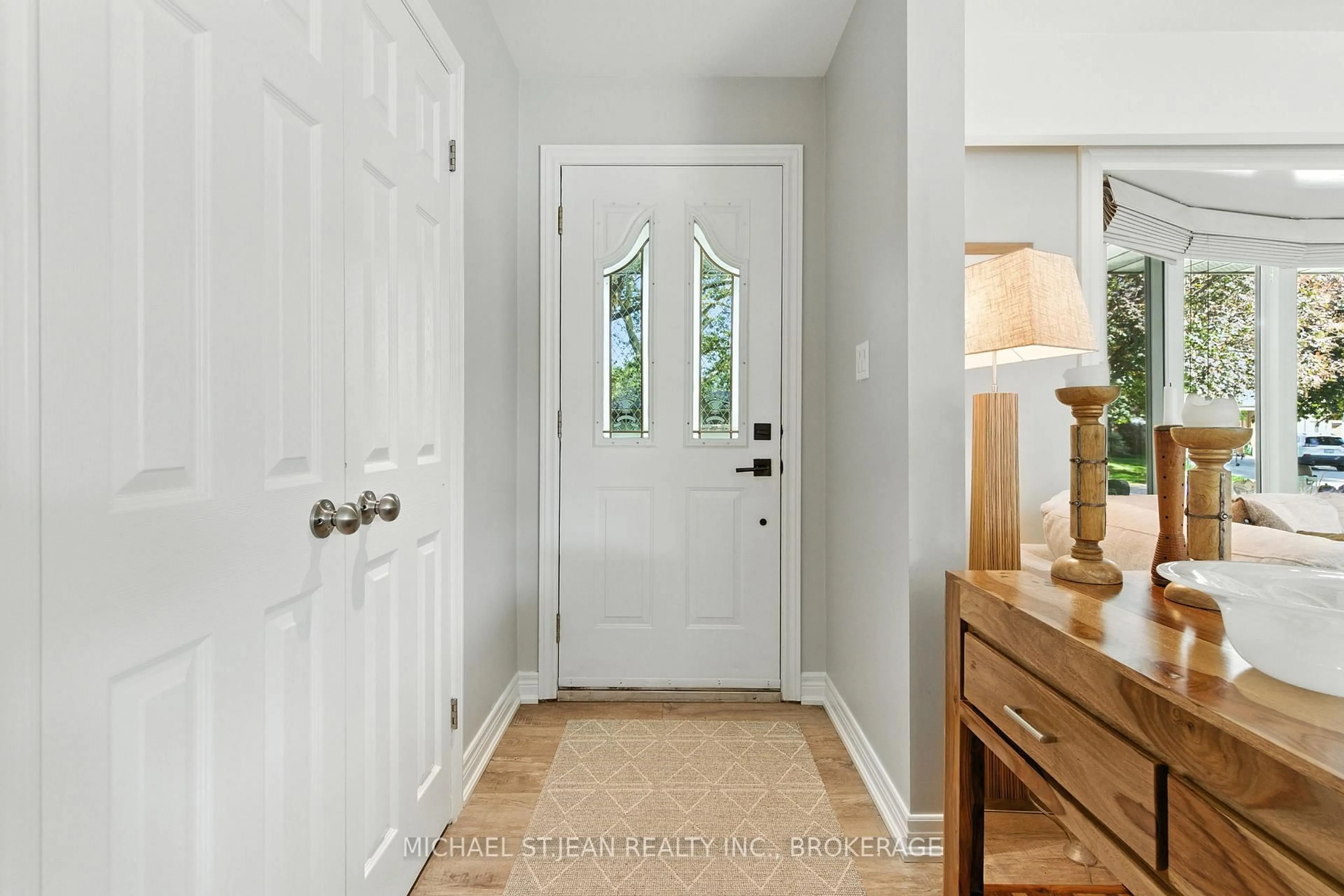 Indoor entryway for 7 Oswald Ave, St. Catharines Ontario L2M 2Z1