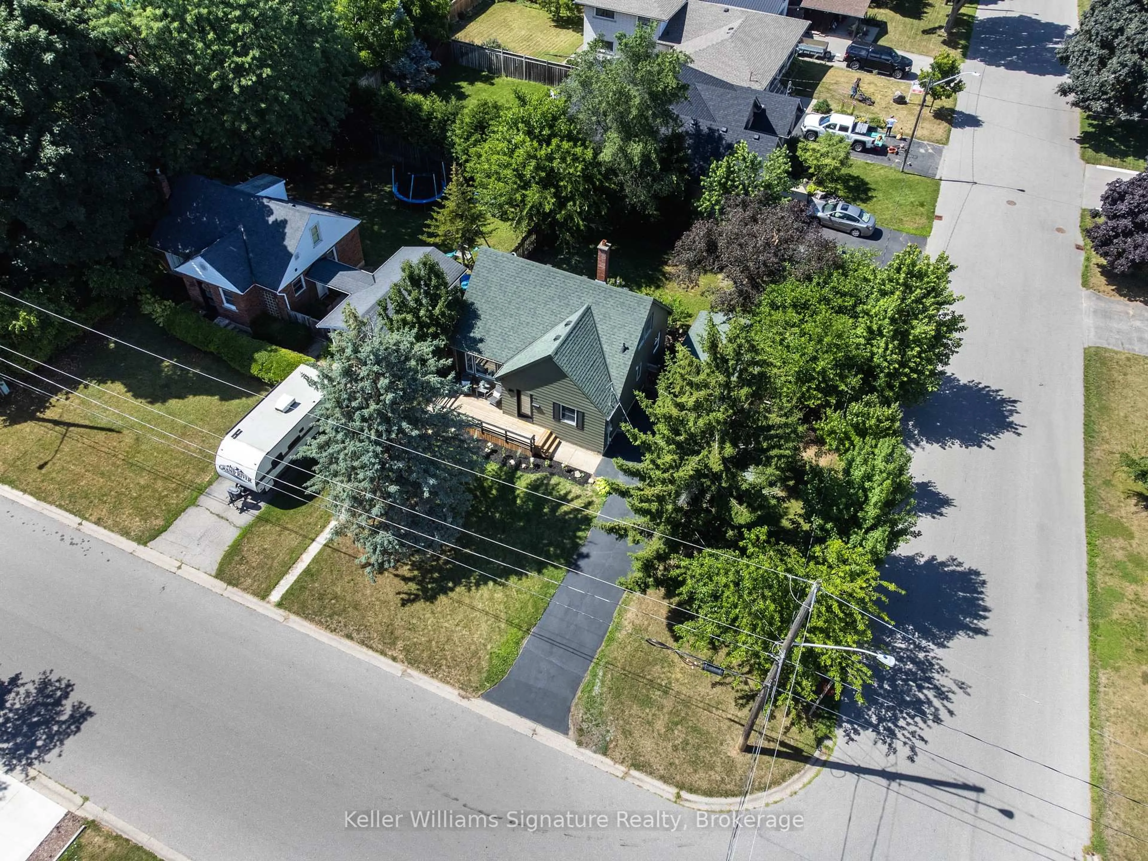 A pic from outside/outdoor area/front of a property/back of a property/a pic from drone, street for 44 Grove Cres, Brantford Ontario N3R 4Y6