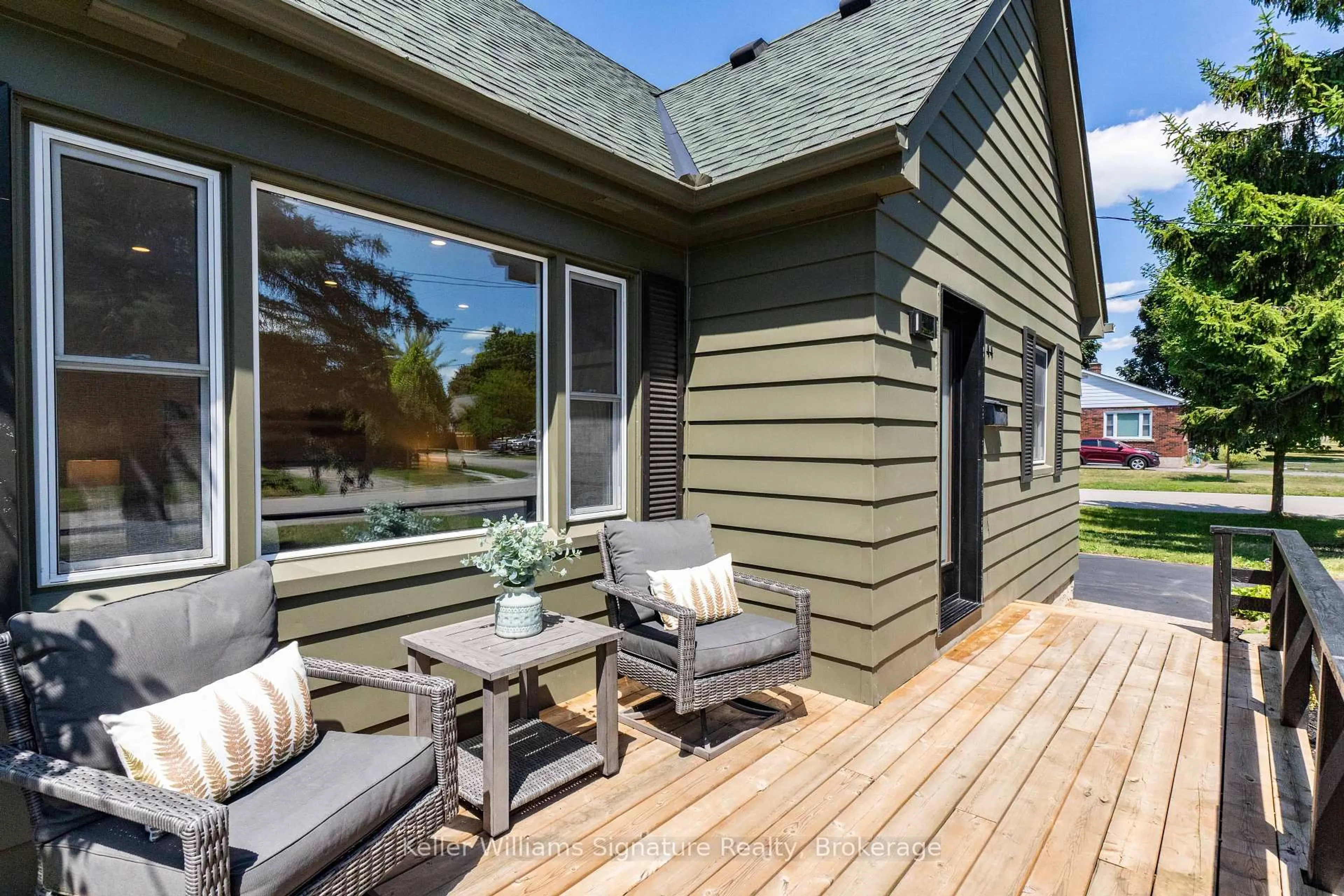 Home with vinyl exterior material, unknown for 44 Grove Cres, Brantford Ontario N3R 4Y6