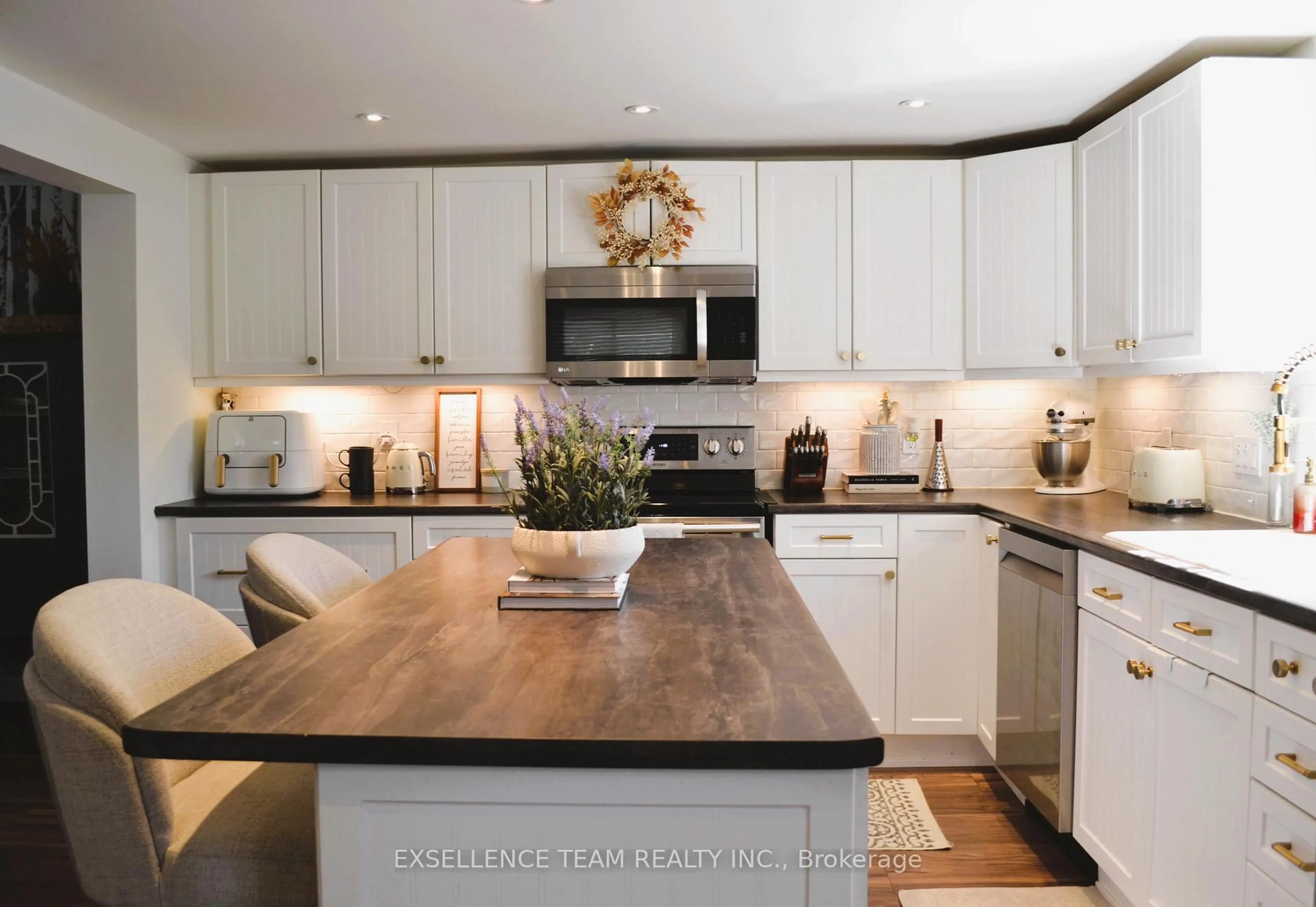Contemporary kitchen, wood/laminate floor for 340 Sixth St, Cornwall Ontario K6J 2X2