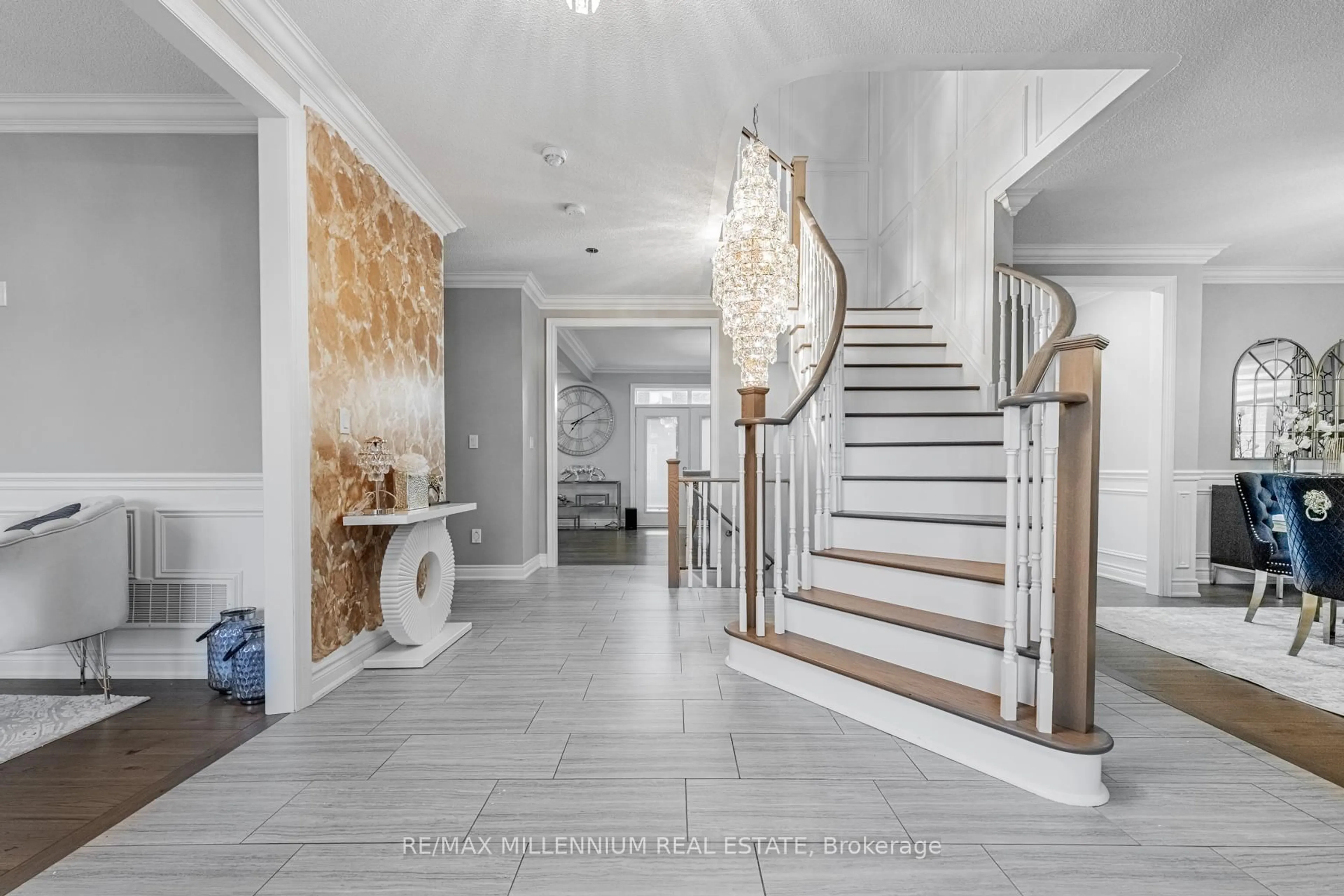 Indoor foyer for 19 Mitchell Cres, Mono Ontario L9W 2Z2