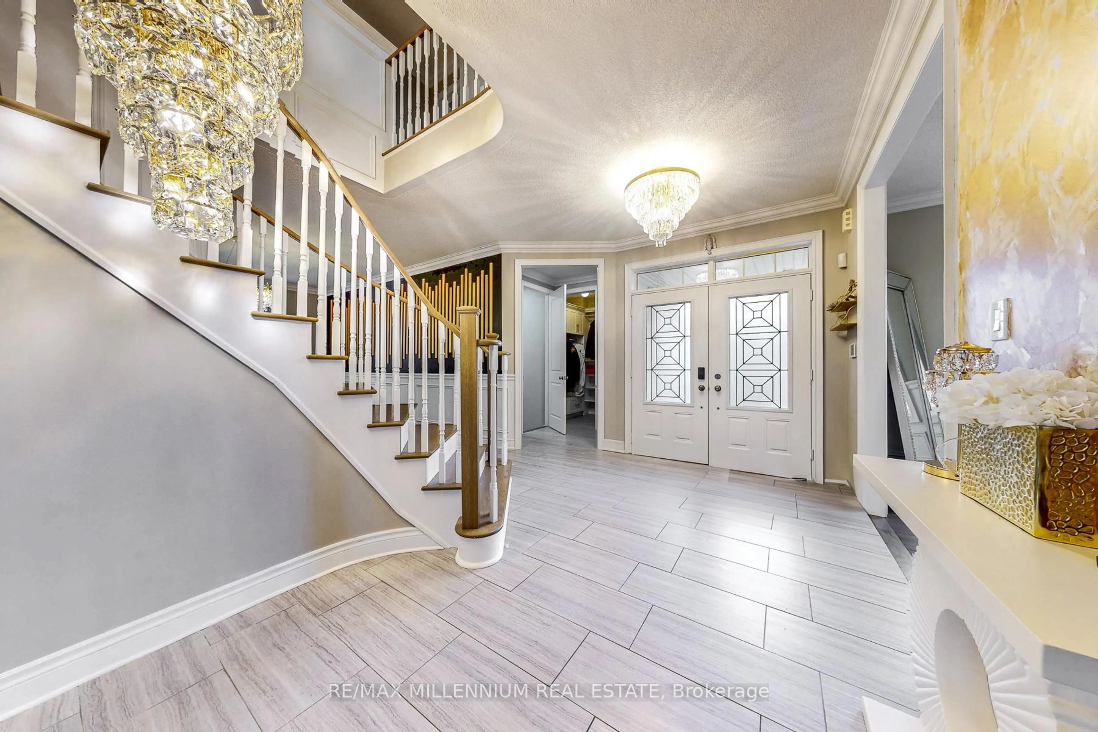 Indoor entryway for 19 Mitchell Cres, Mono Ontario L9W 2Z2