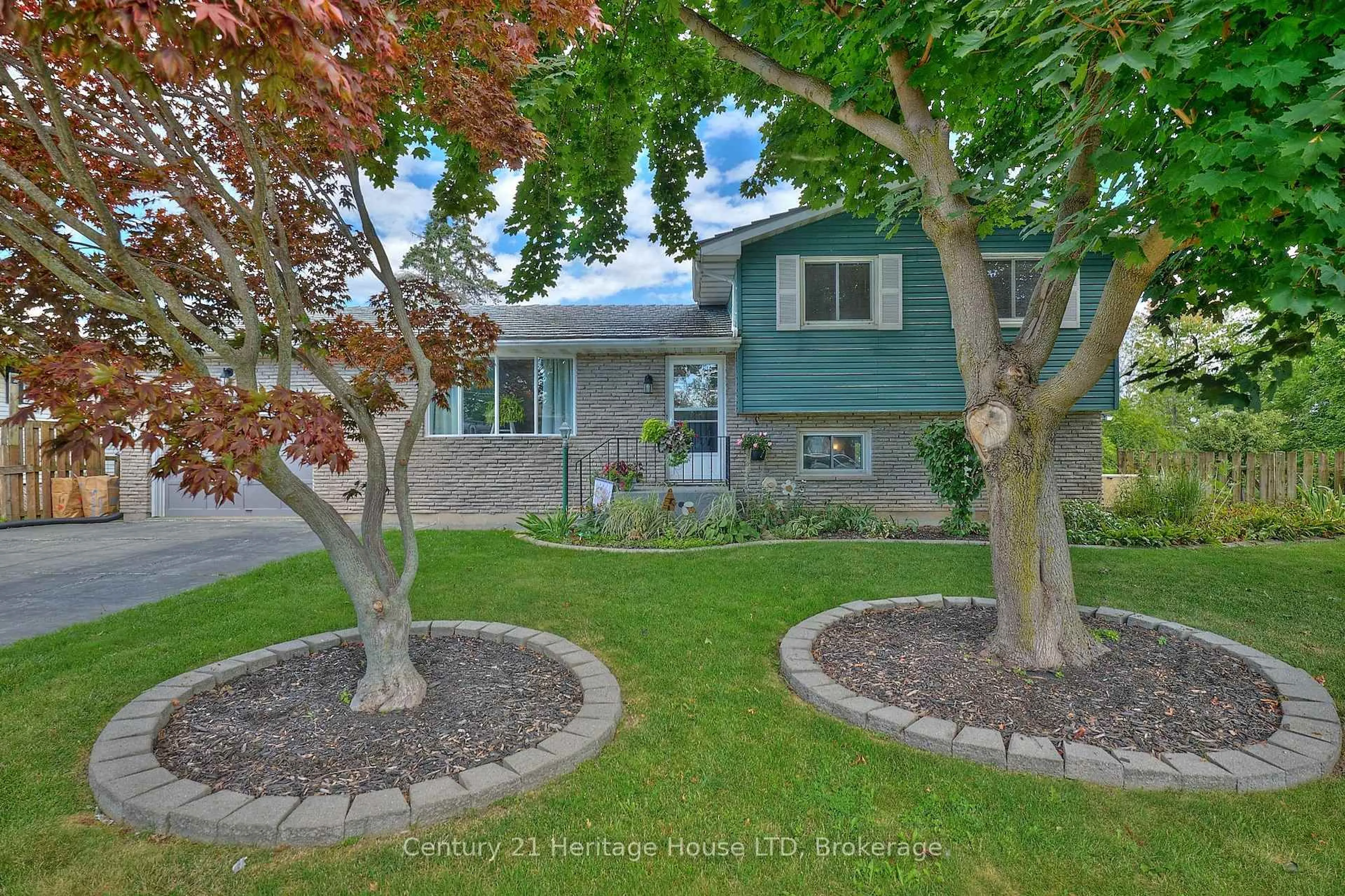 Home with vinyl exterior material, street for 15 Malkin Ave, Fort Erie Ontario L2A 5H9