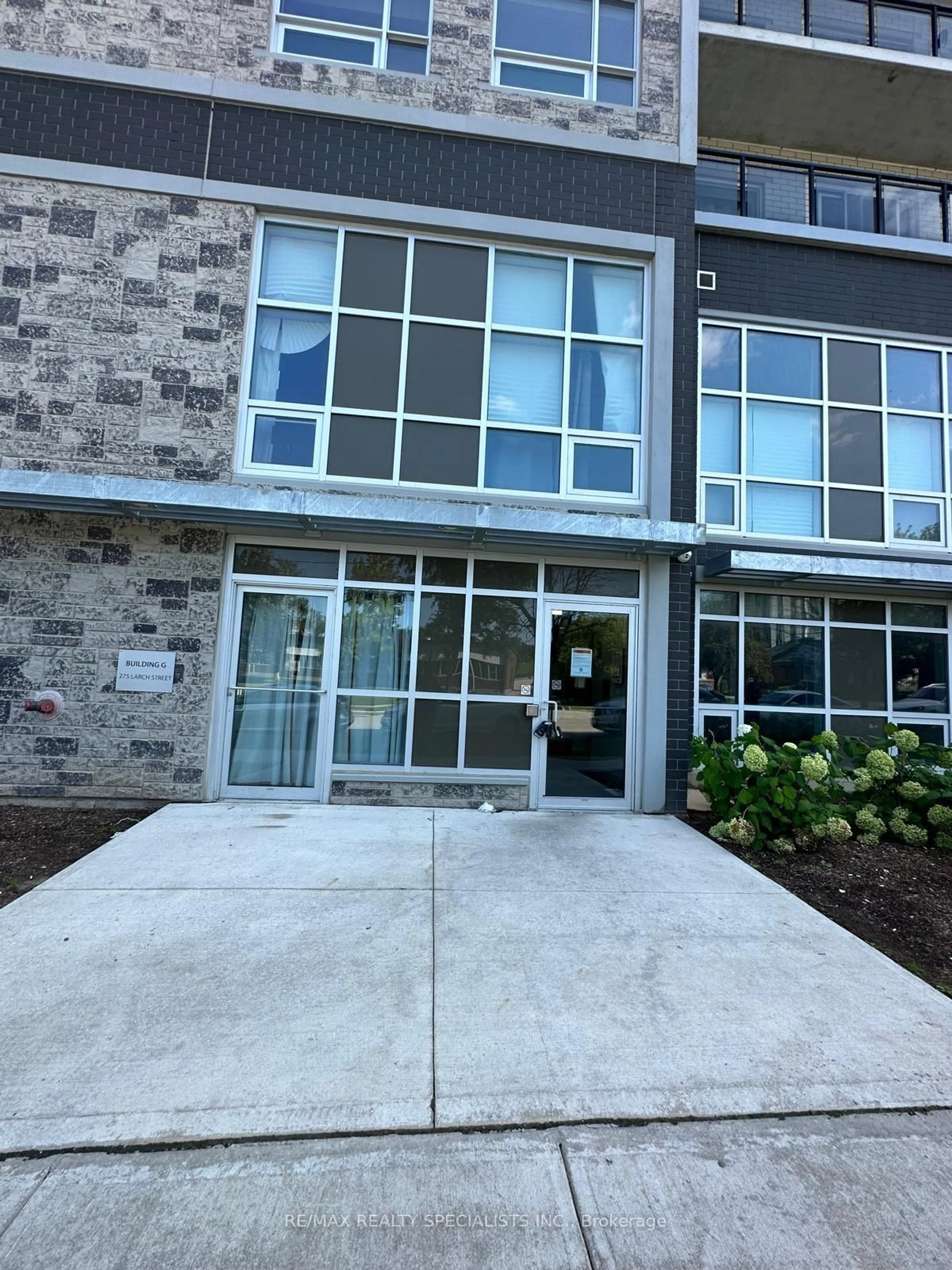 Indoor foyer for 275 LARCH St, Waterloo Ontario N2L 3R2