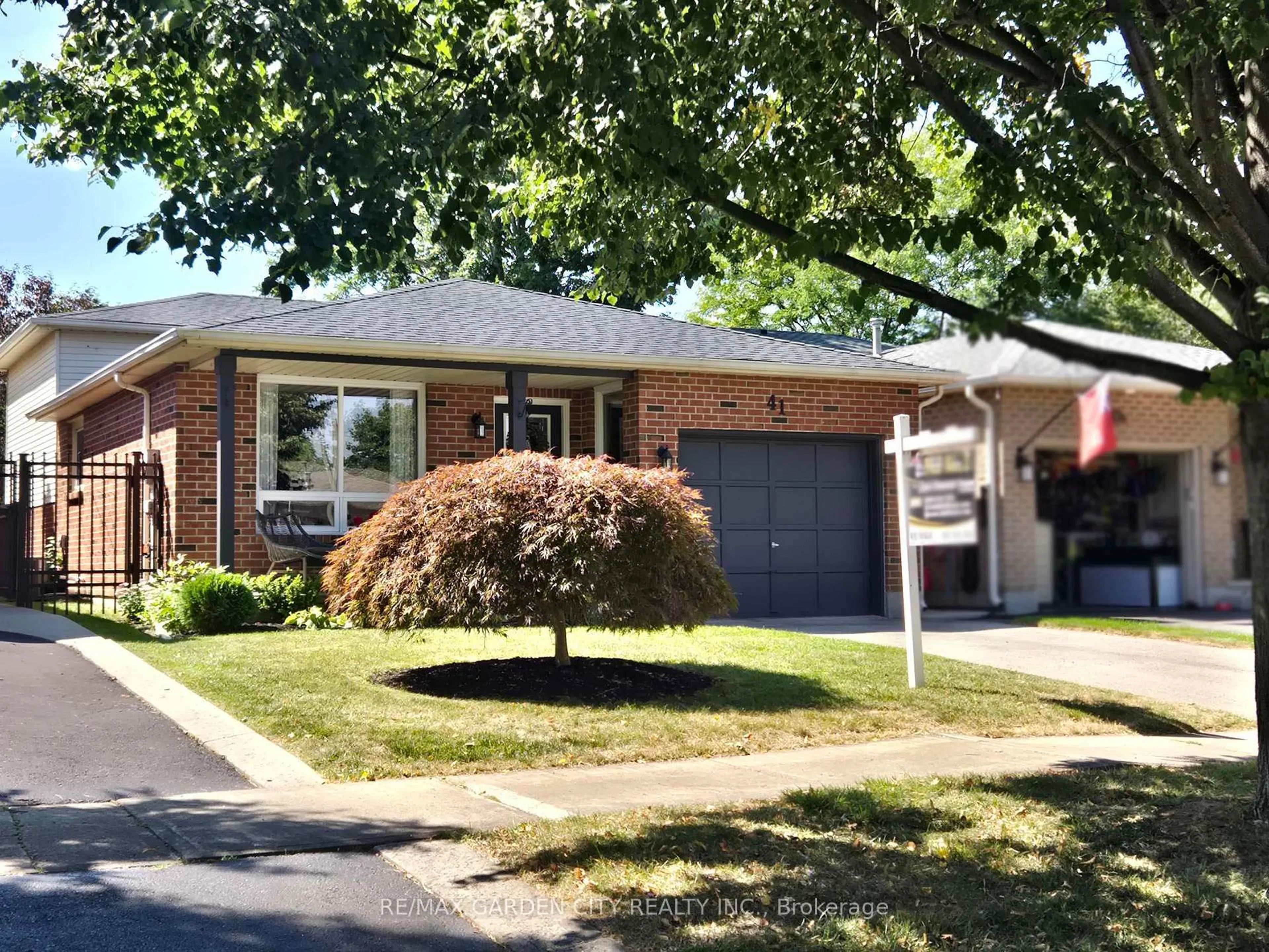 Home with brick exterior material, street for 41 SANDRA Cres, Grimsby Ontario L3M 4Y9