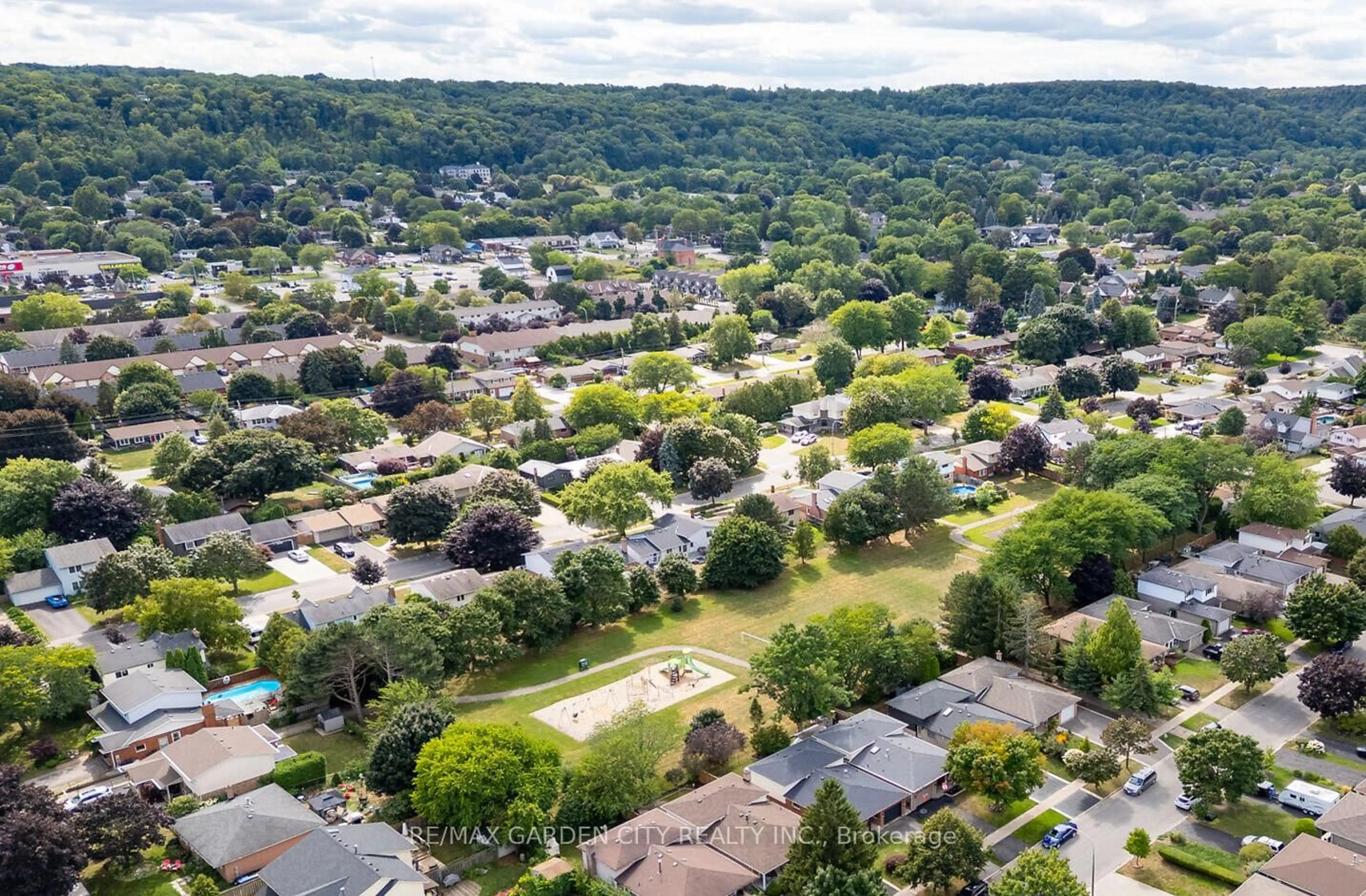 A pic from outside/outdoor area/front of a property/back of a property/a pic from drone, street for 41 SANDRA Cres, Grimsby Ontario L3M 4Y9