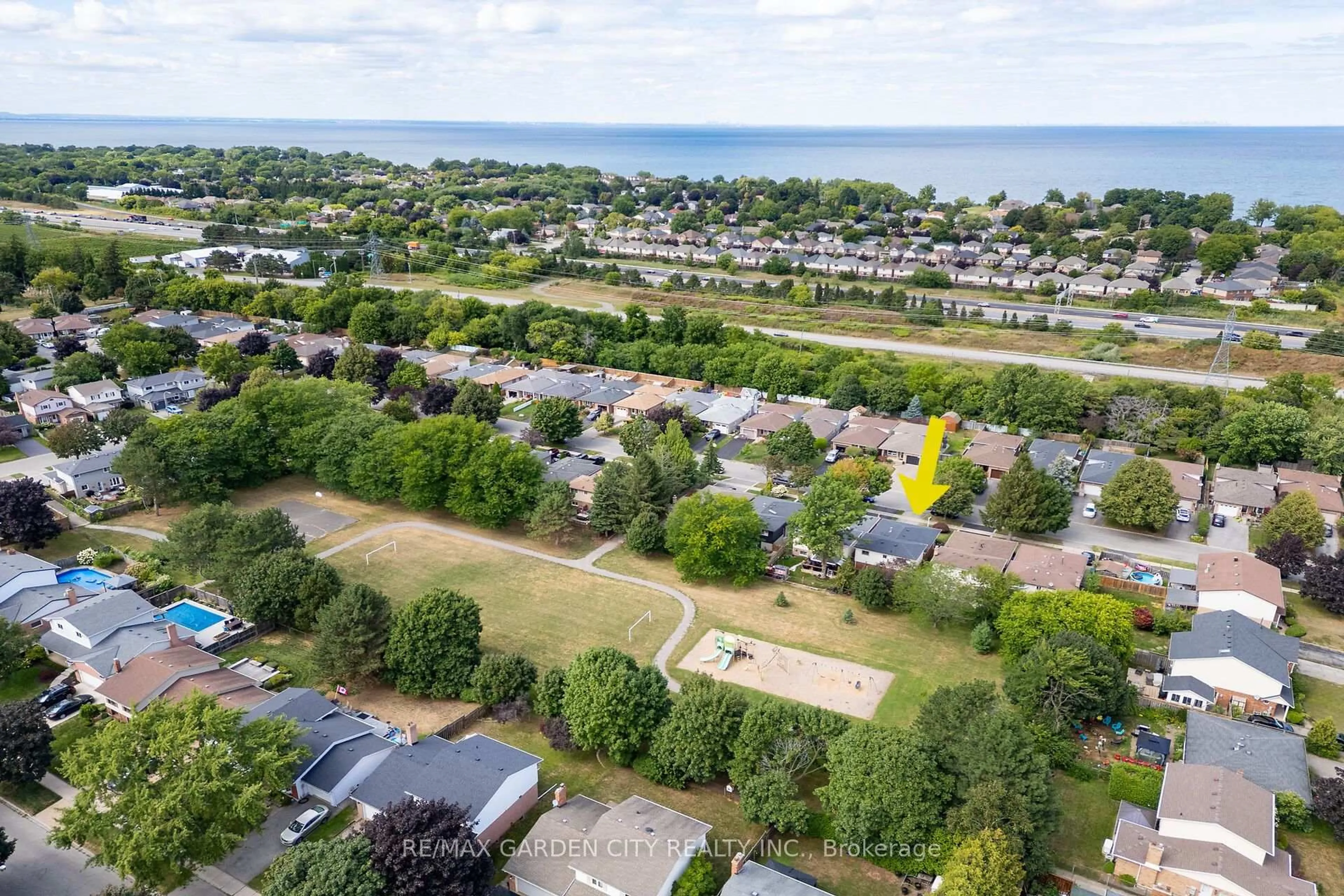 A pic from outside/outdoor area/front of a property/back of a property/a pic from drone, water/lake/river/ocean view for 41 SANDRA Cres, Grimsby Ontario L3M 4Y9