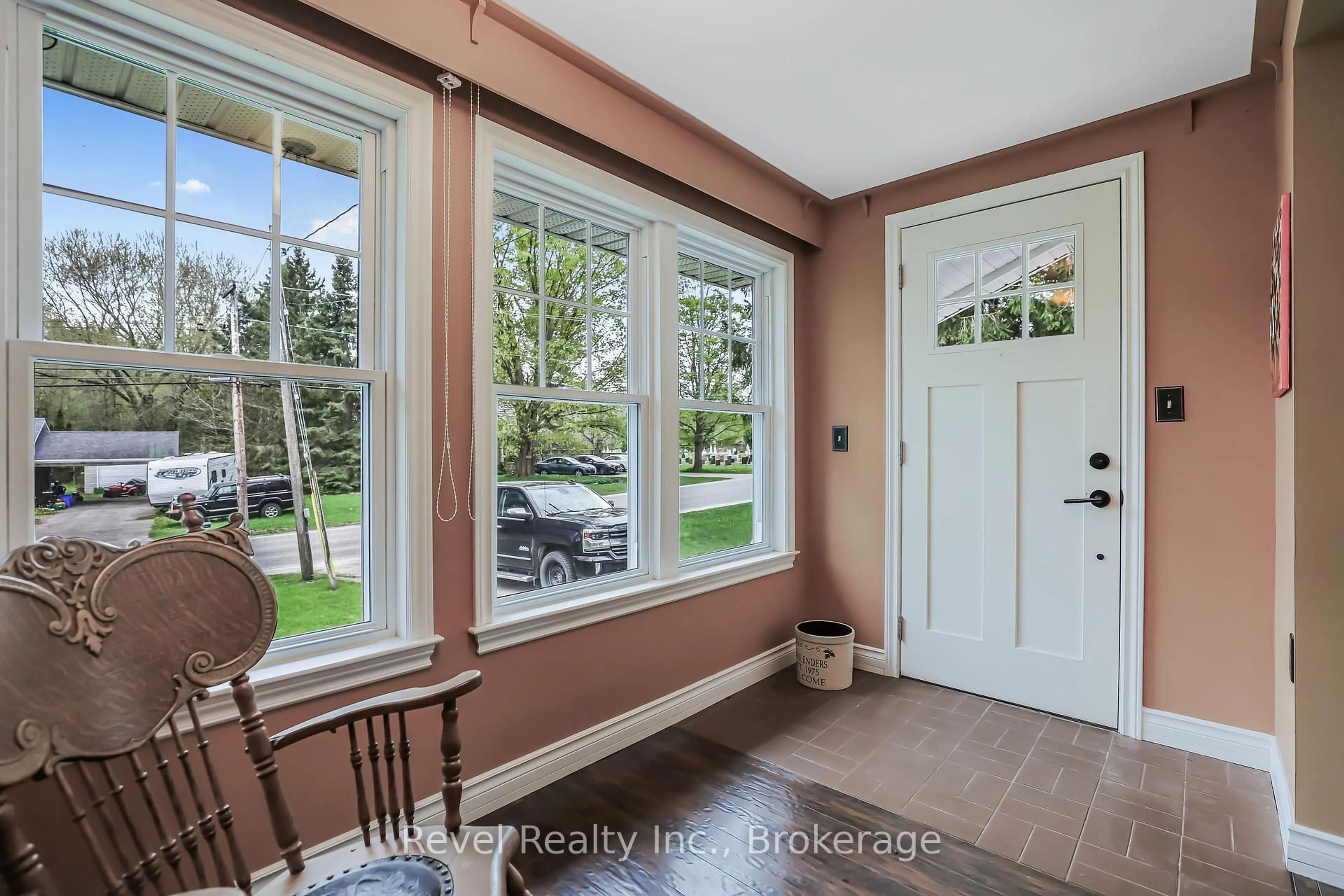 Indoor entryway for 382 2nd Ave, Georgian Bluffs Ontario N4K 5T1