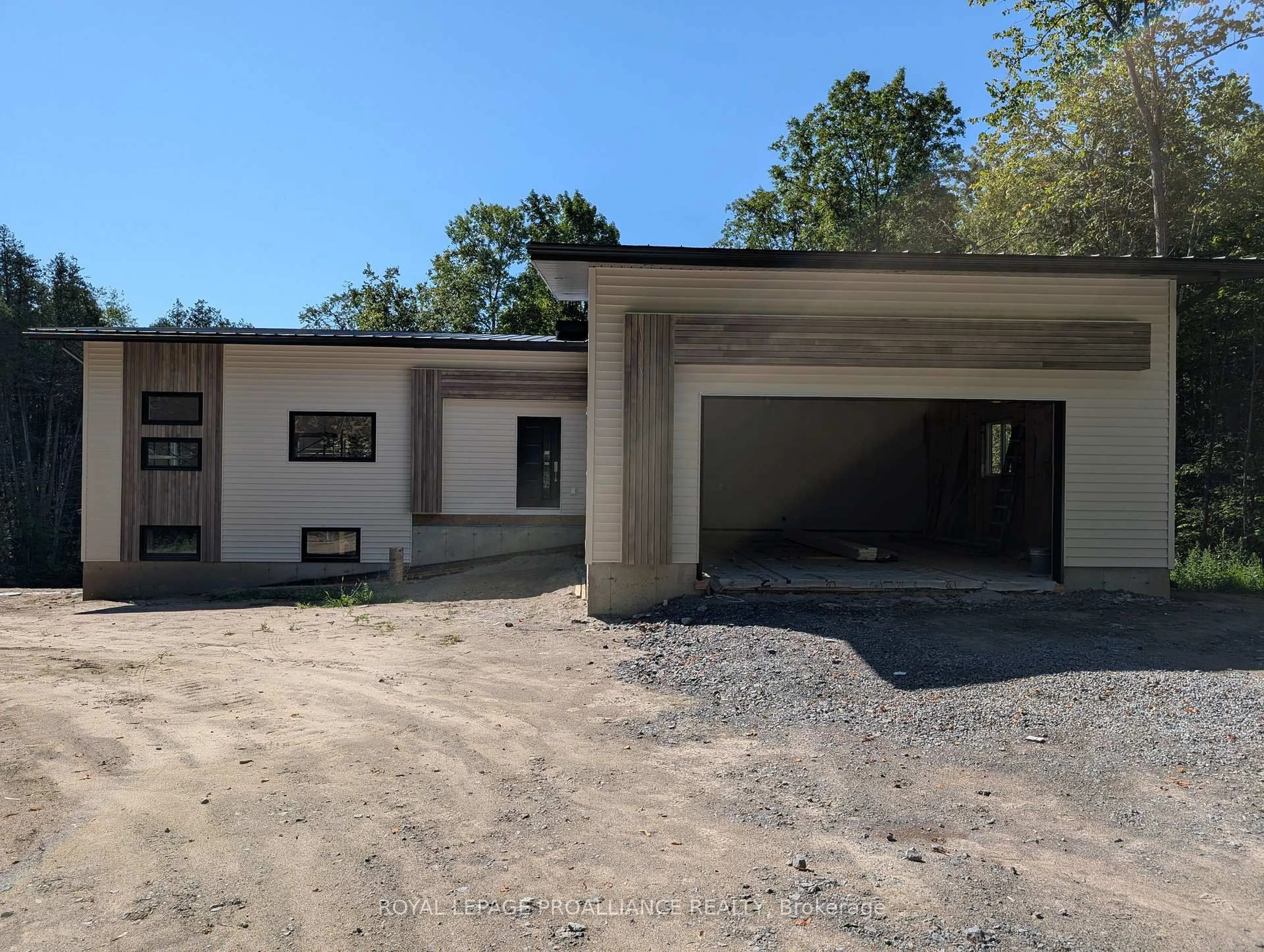 Indoor garage for 1378 Slab St, Madoc Ontario K0K 2K0